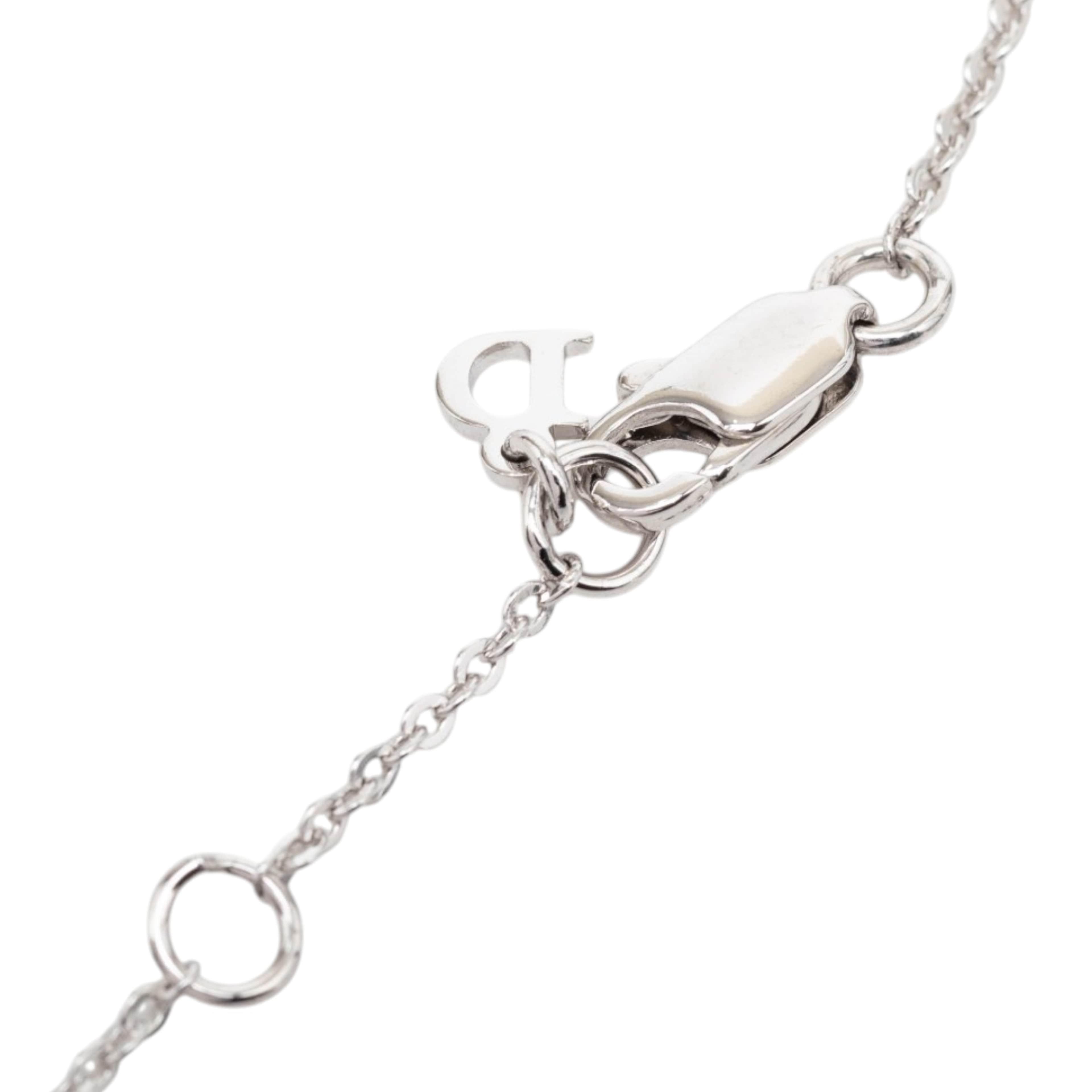 Dior Brass Button Pendant Necklace, från Luxclusif, i färgen silver. Klicka för att öppna bilden i stort format