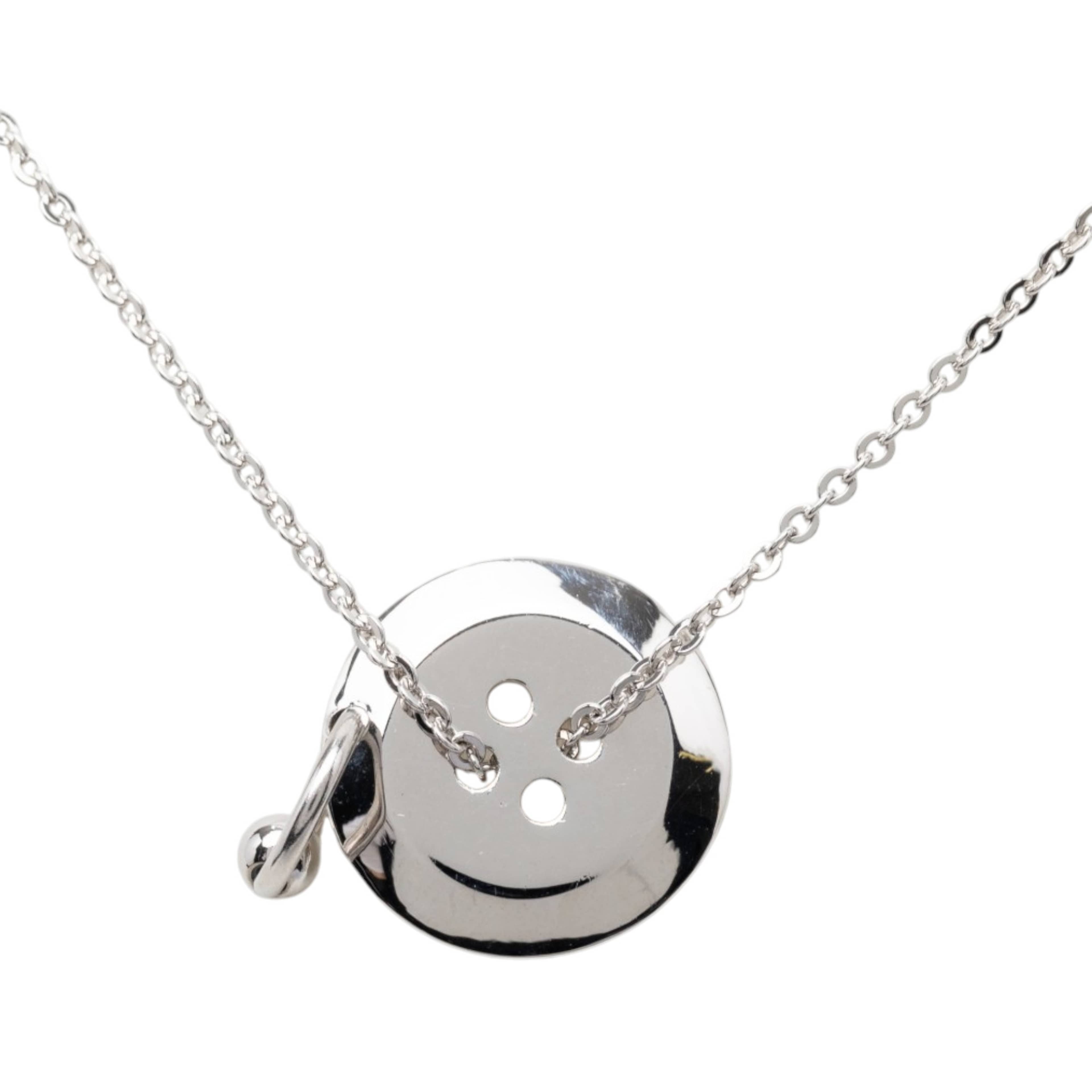 Dior Brass Button Pendant Necklace, från Luxclusif, i färgen silver. Klicka för att öppna bilden i stort format