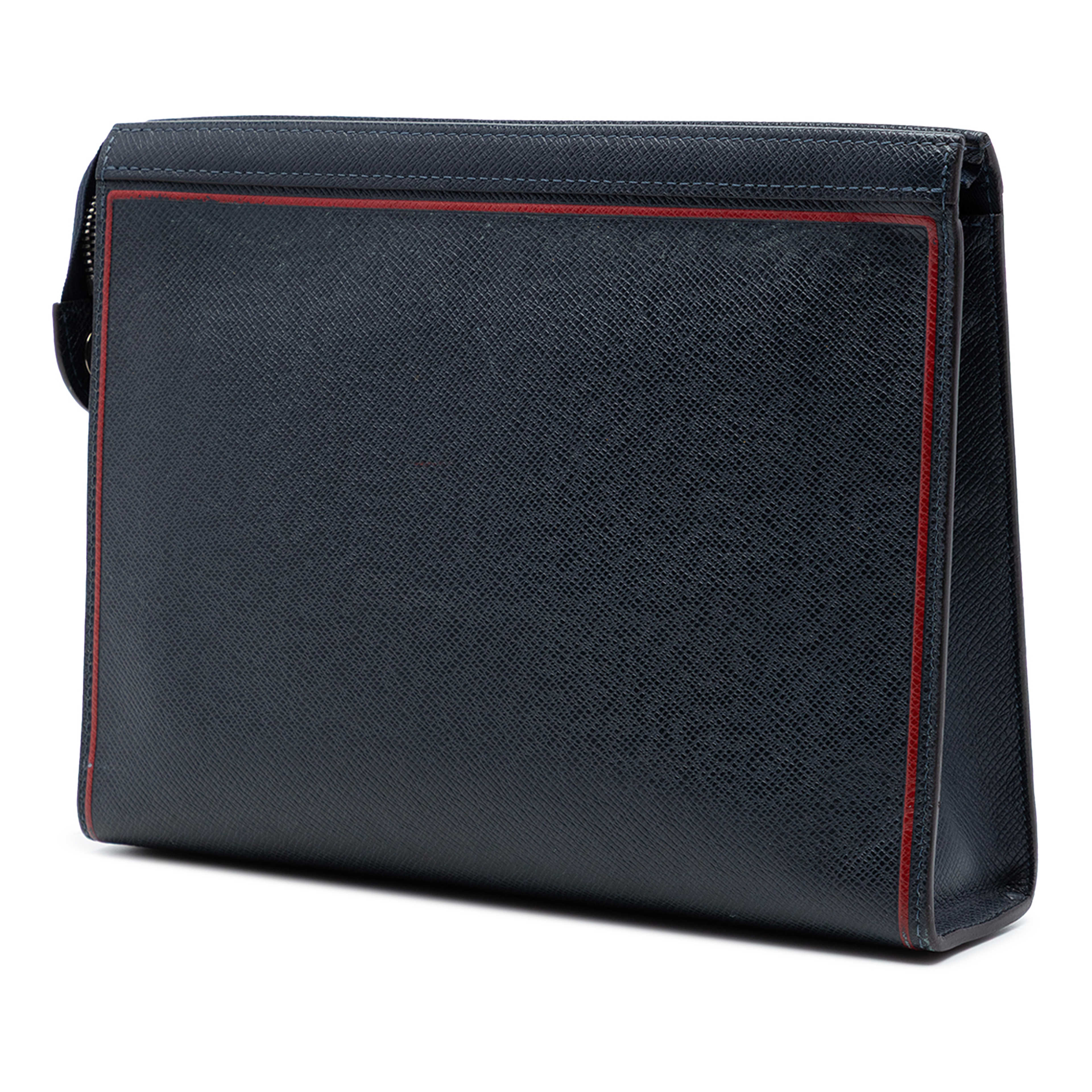 Louis Vuitton Taiga Pochette Voyage Mm, från Luxclusif, i färgen blå. Klicka för att öppna bilden i stort format