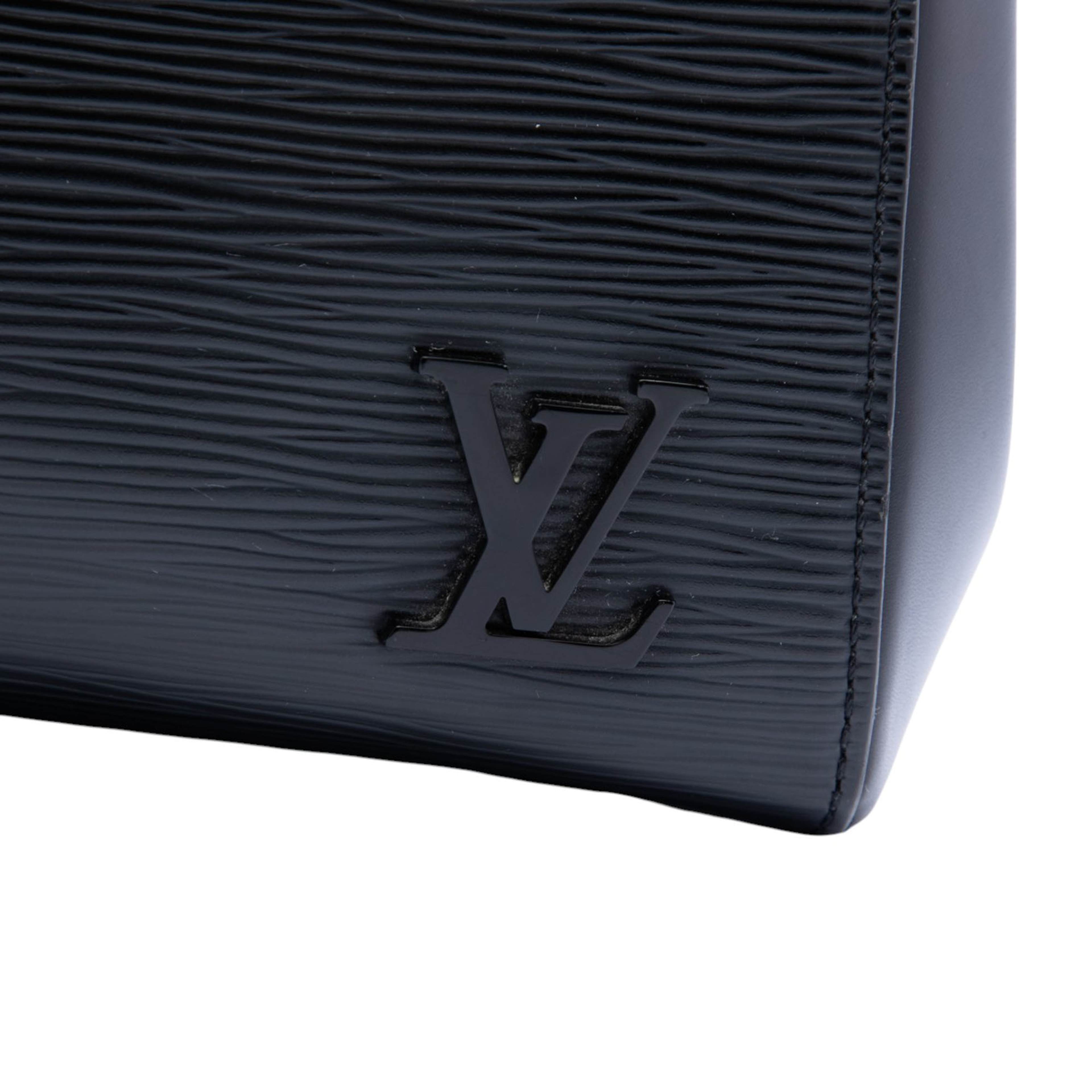 Louis Vuitton Epi Cluny Mm, från Luxclusif, i färgen svart. Klicka för att öppna bilden i stort format