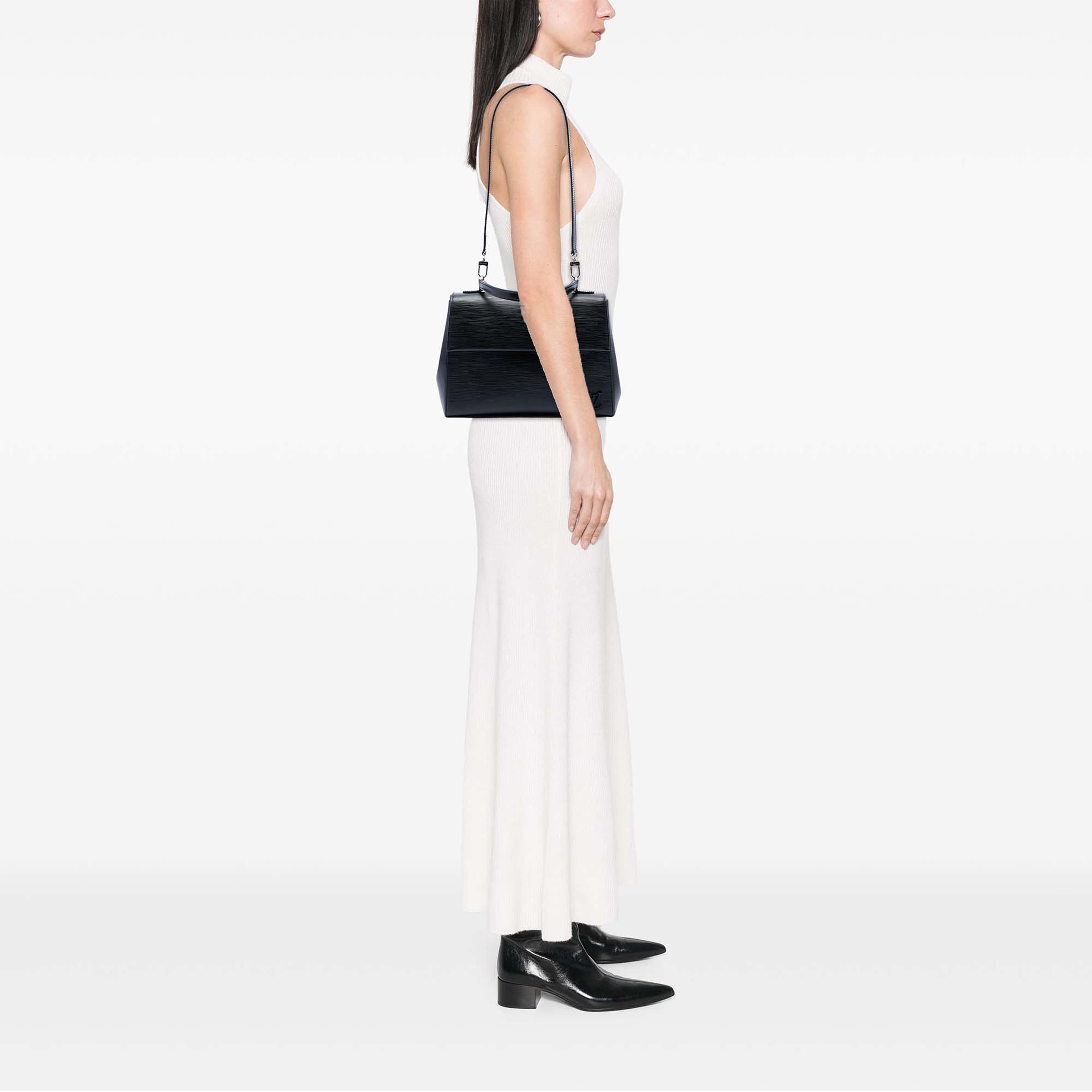 Louis Vuitton Epi Cluny Mm, från Luxclusif, i färgen svart. Klicka för att öppna bilden i stort format