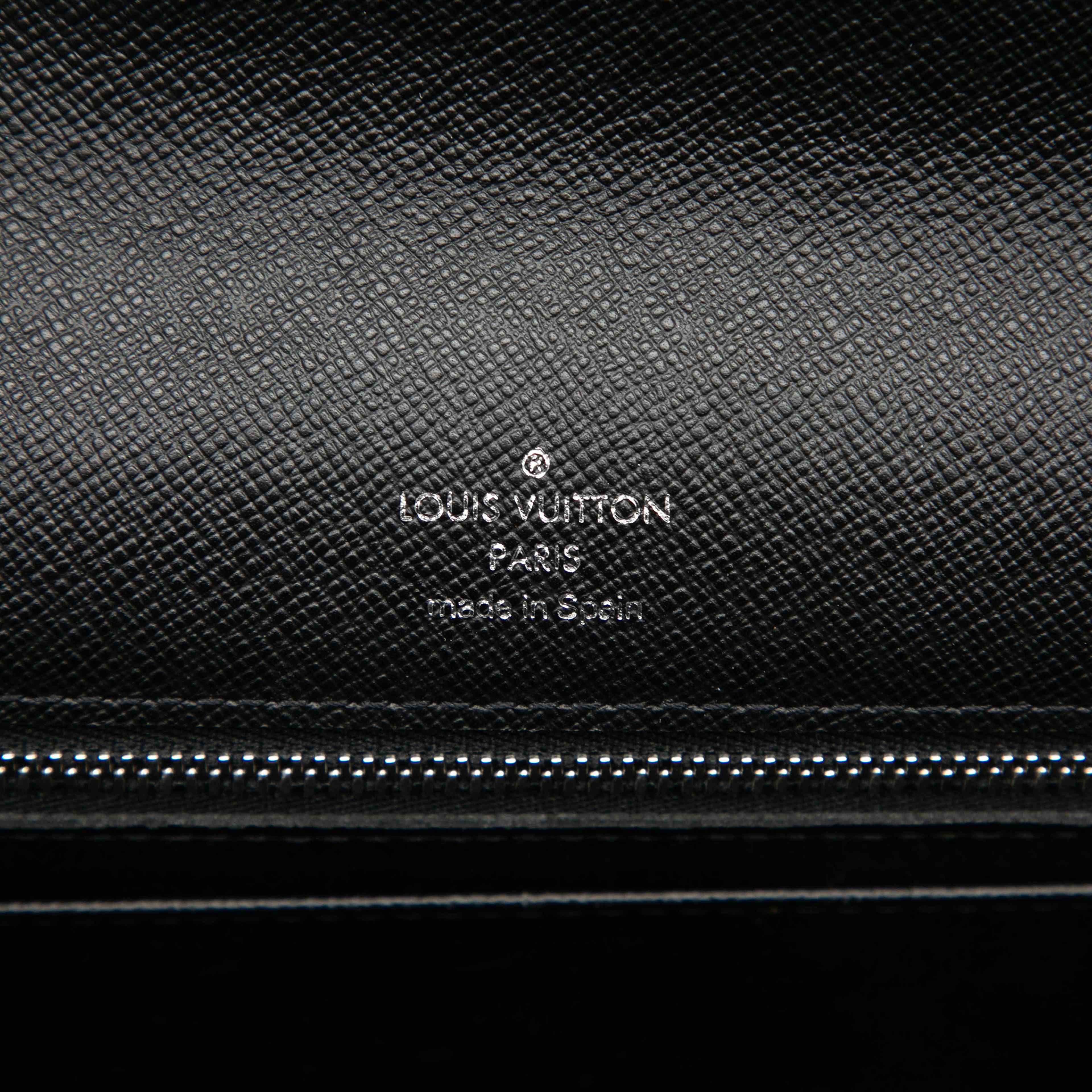 Louis Vuitton Taiga Selenga, från Luxclusif, i färgen svart. Klicka för att öppna bilden i stort format