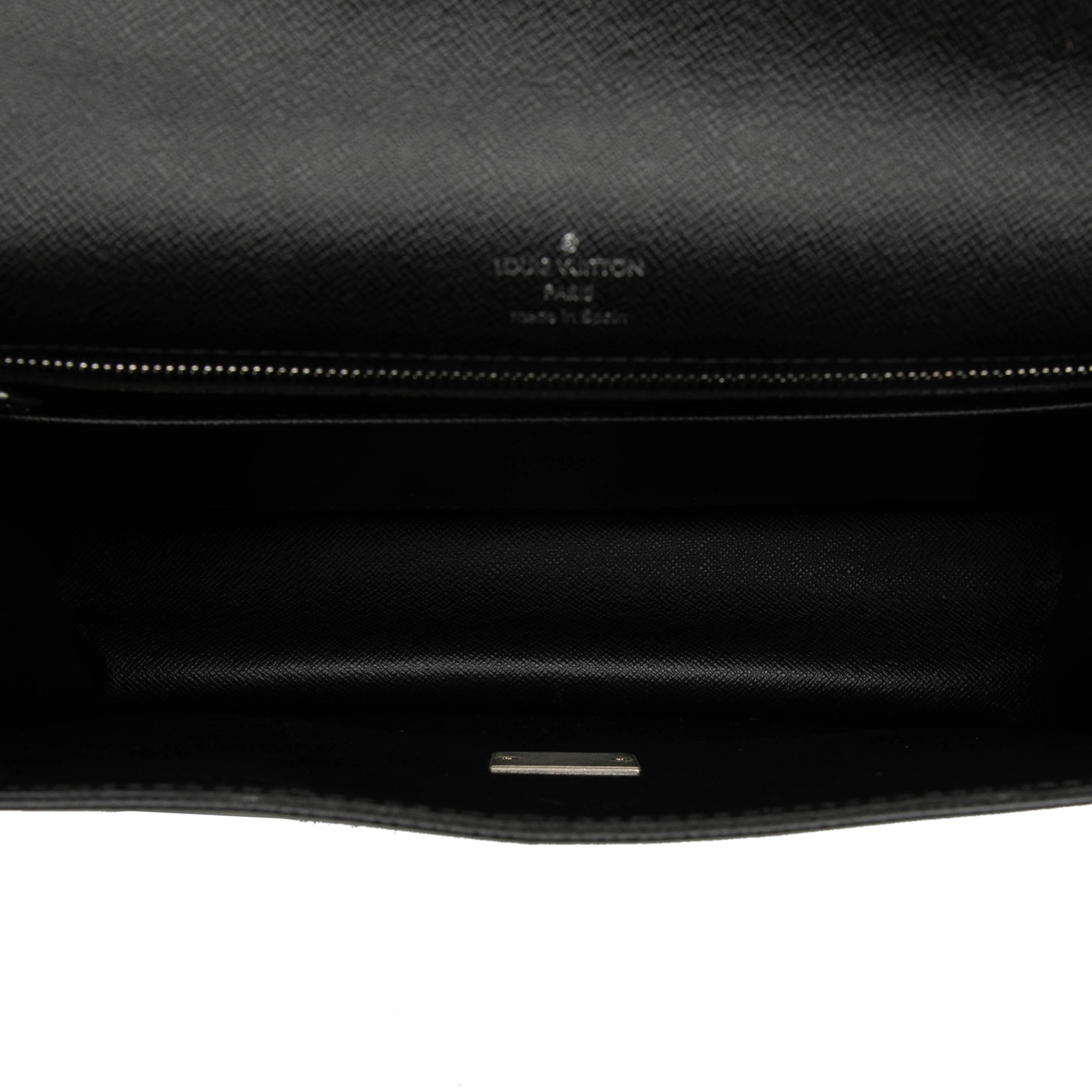 Louis Vuitton Taiga Selenga, från Luxclusif, i färgen svart. Klicka för att öppna bilden i stort format