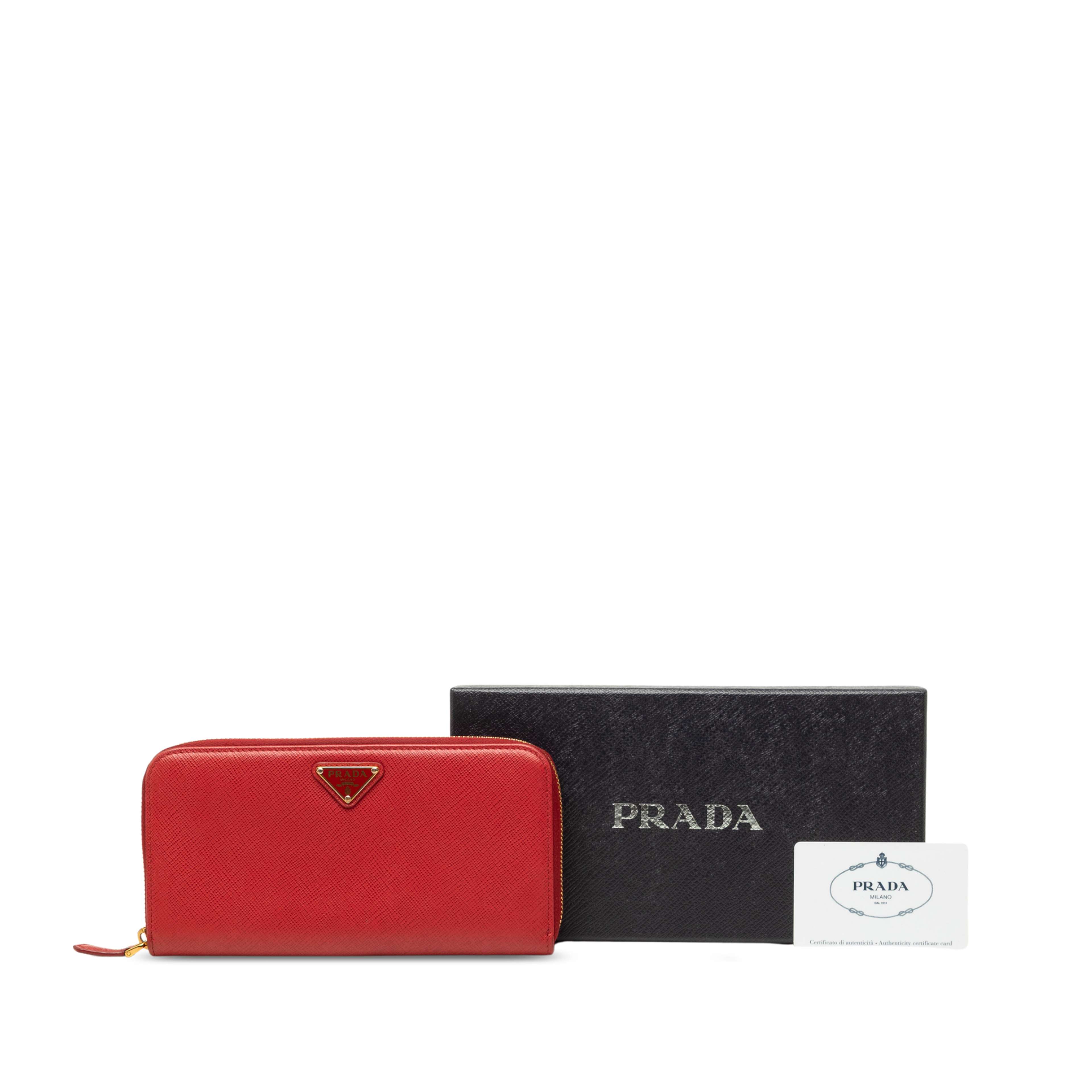 Prada Saffiano Zip Around Long Wallet, från Luxclusif, i färgen röd. Klicka för att öppna bilden i stort format