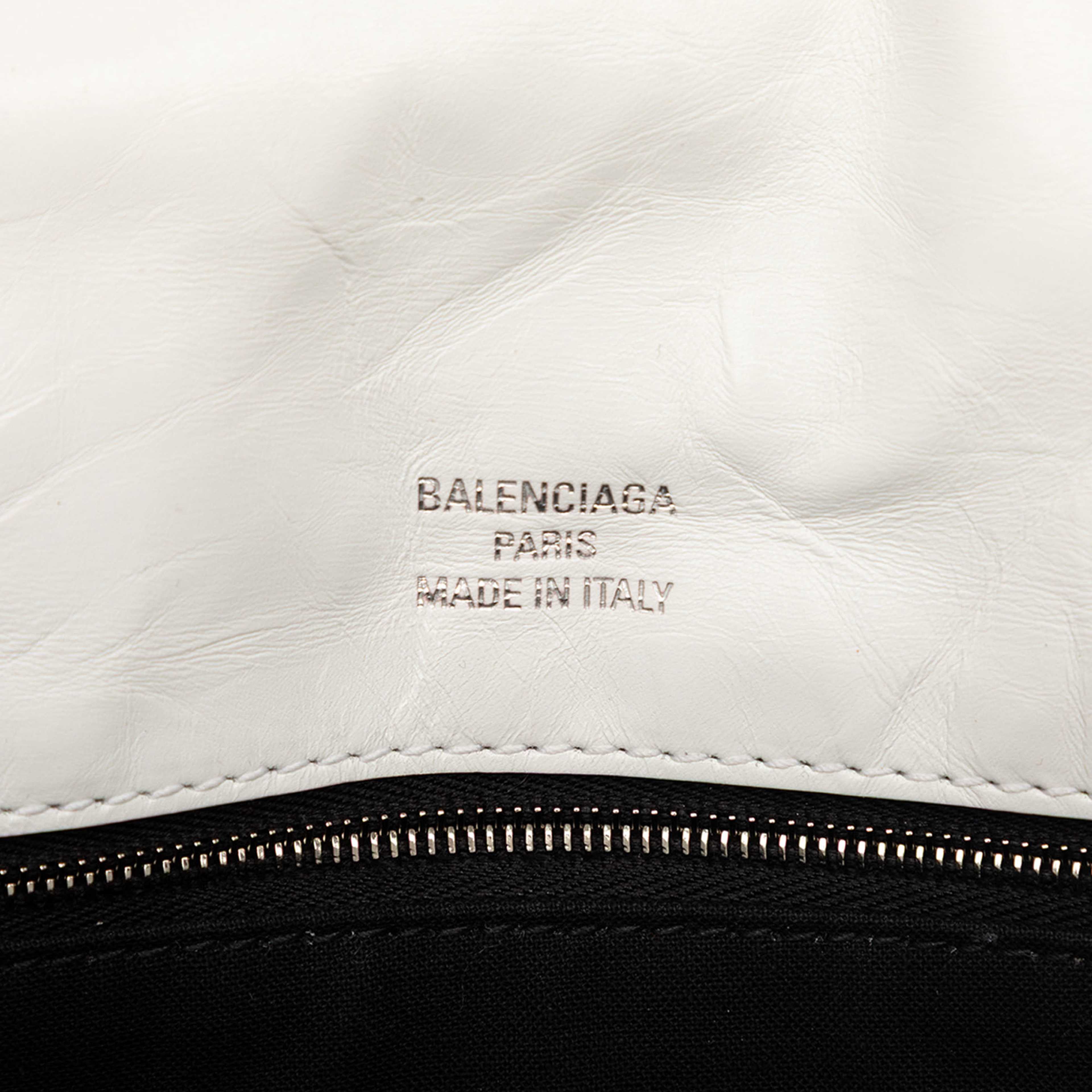 Balenciaga Small Calfskin Monaco Sling Shoulder Bag, från Luxclusif, i färgen white. Klicka för att öppna bilden i stort format
