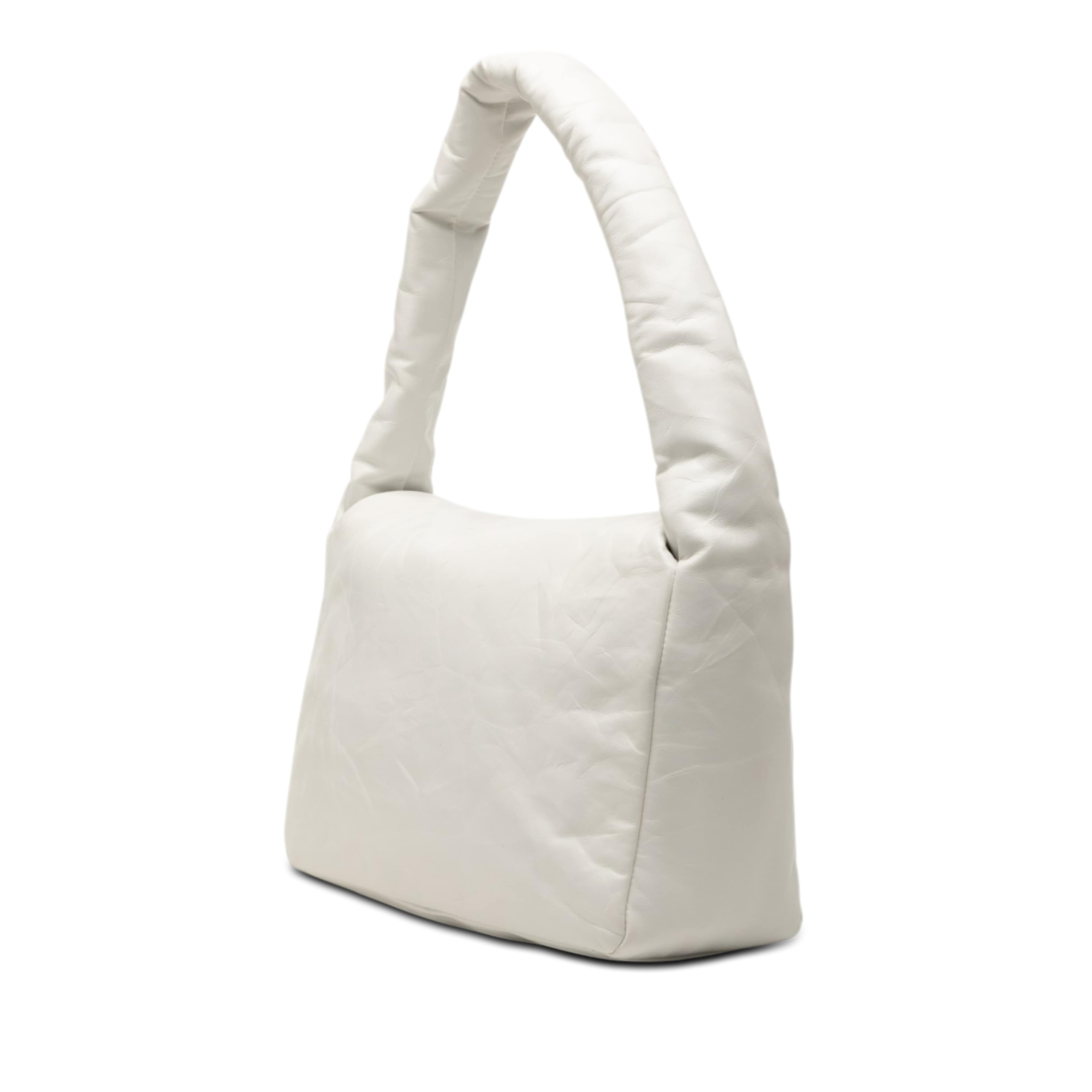 Balenciaga Small Calfskin Monaco Sling Shoulder Bag, från Luxclusif, i färgen white. Klicka för att öppna bilden i stort format