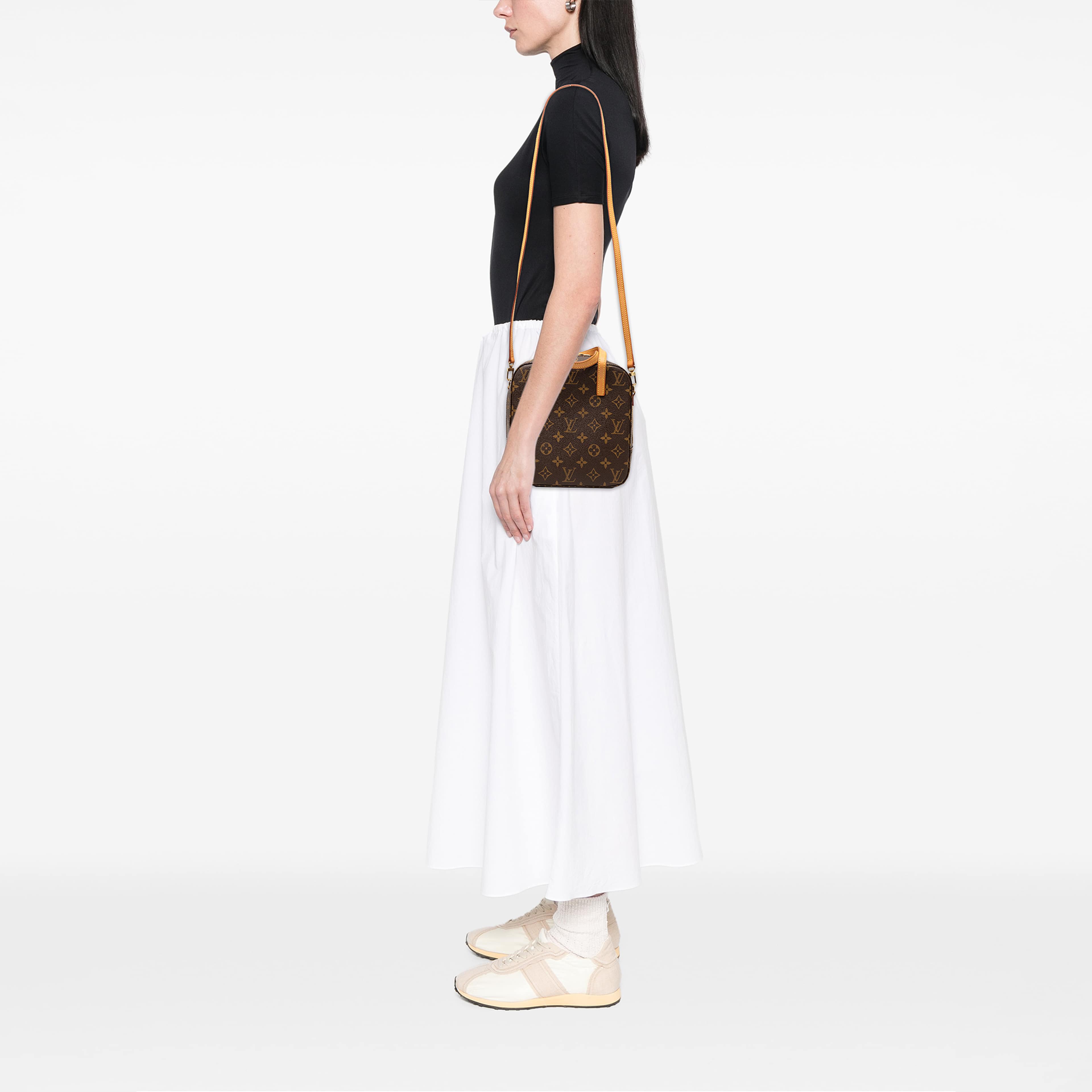 Louis Vuitton Monogram Spontini, från Luxclusif, i färgen brun. Klicka för att öppna bilden i stort format