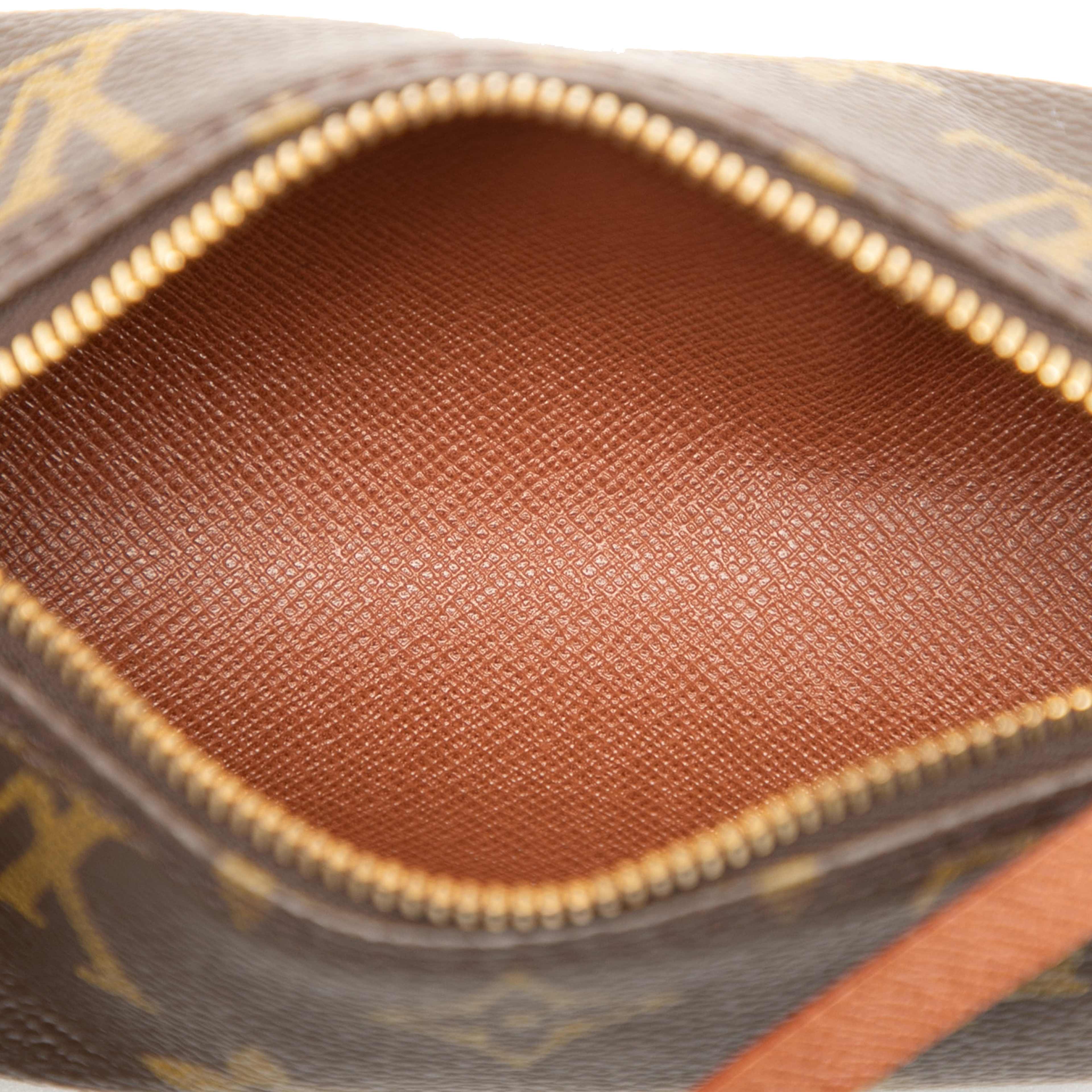 Louis Vuitton Monogram Papillon Pochette, från Luxclusif, i färgen brown. Klicka för att öppna bilden i stort format