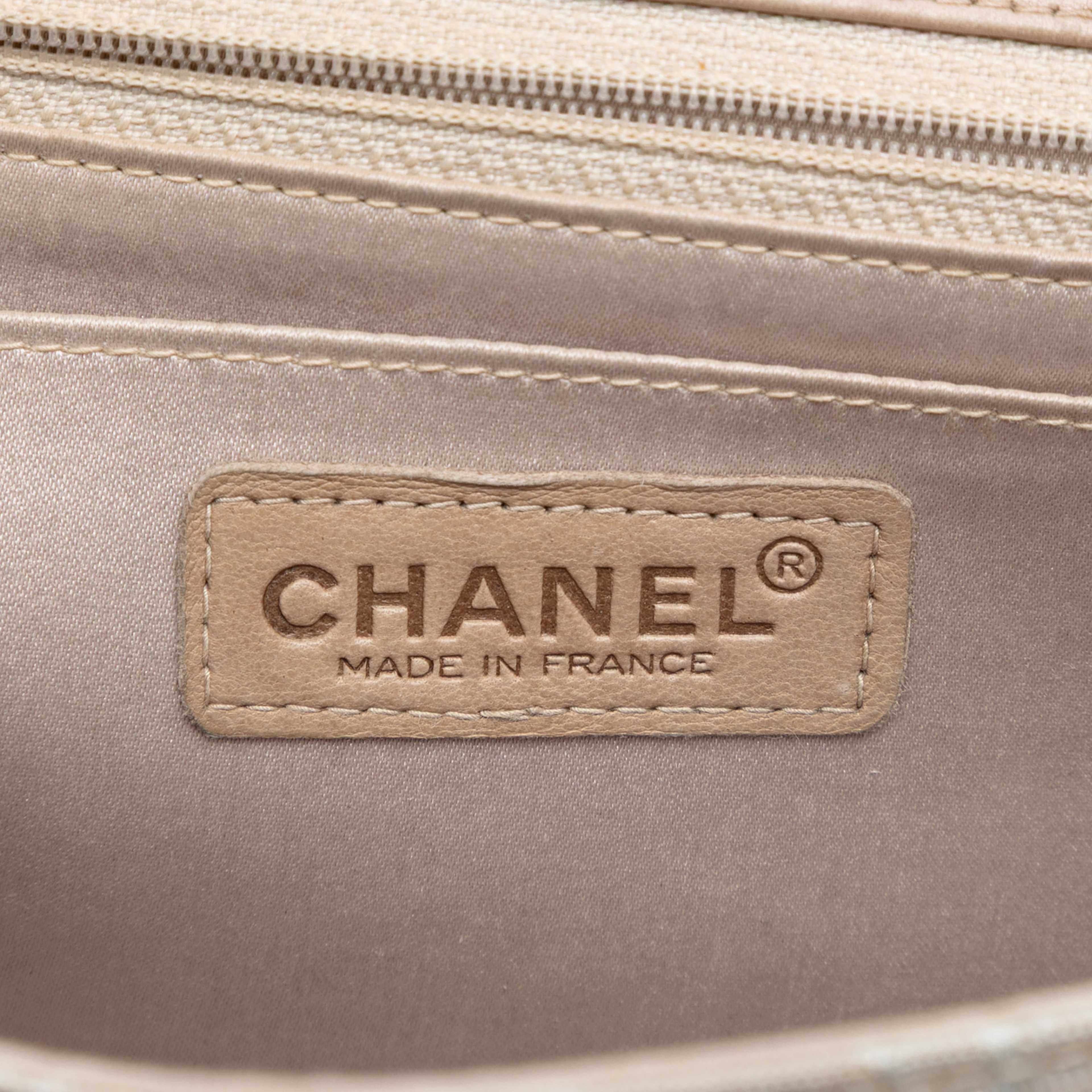 Chanel Medium New Travel Line Nylon Single Flap, från Luxclusif, i färgen beige. Klicka för att öppna bilden i stort format