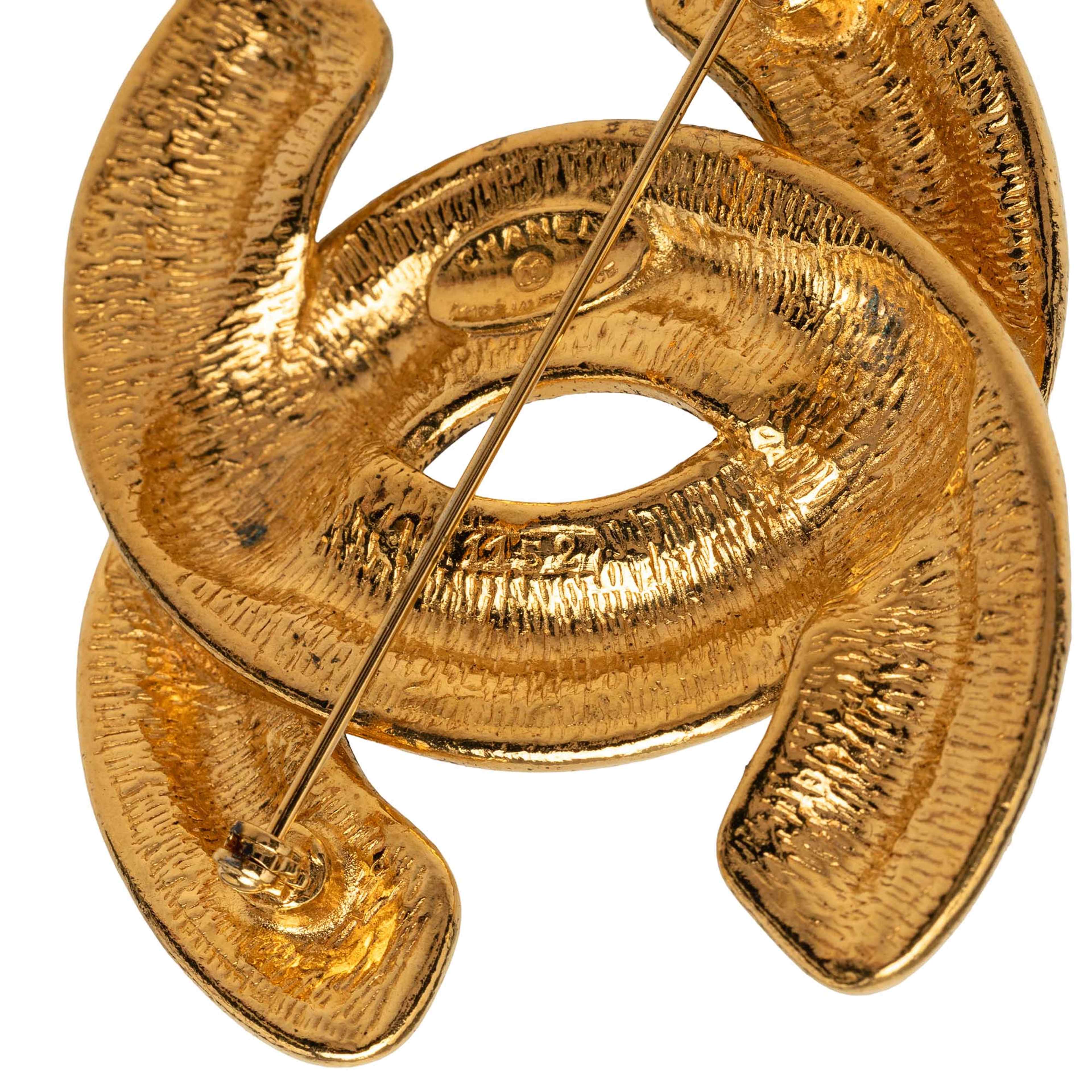 Chanel Cc Gold Plated Quilted Brooch, från Luxclusif, i färgen guld. Klicka för att öppna bilden i stort format