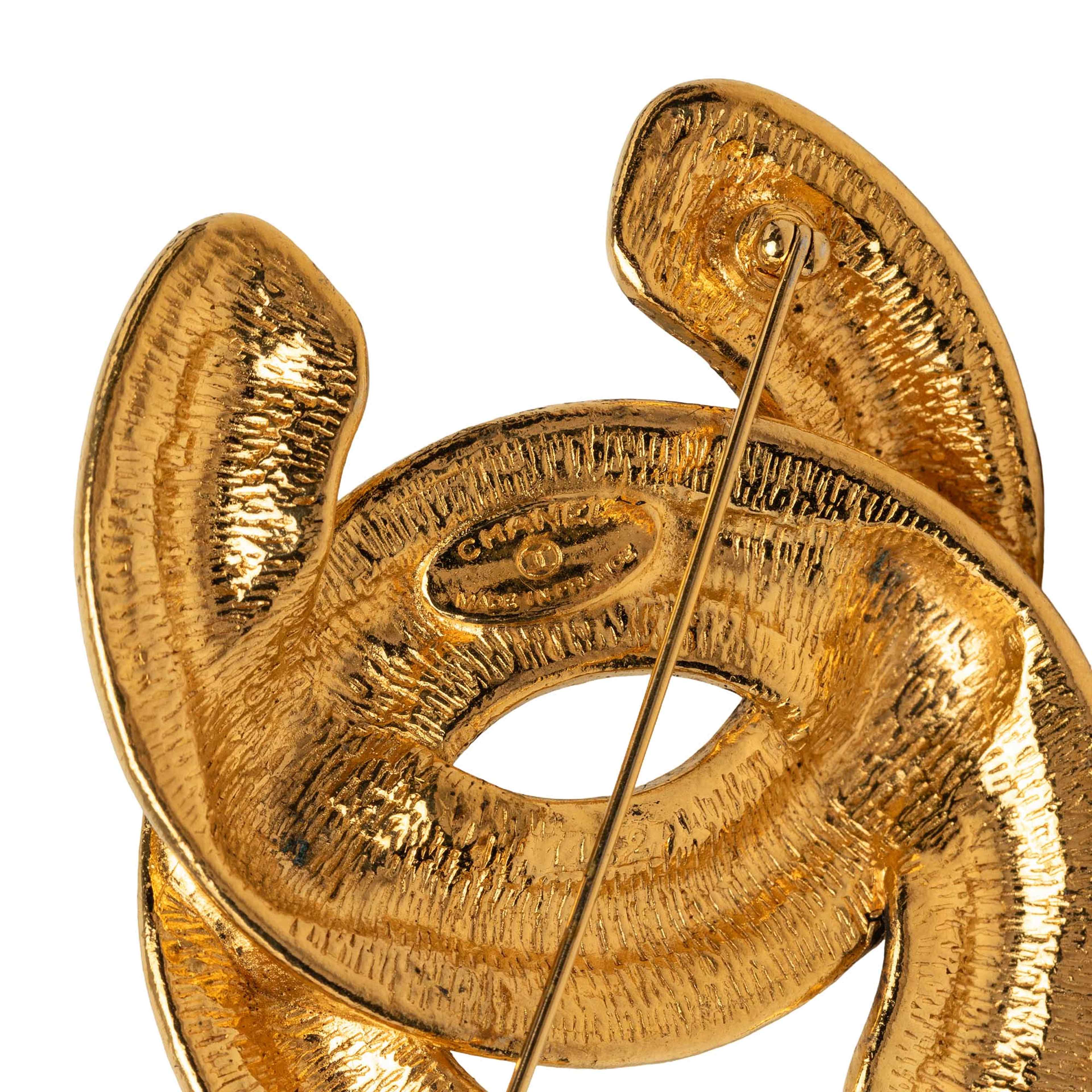 Chanel Cc Gold Plated Quilted Brooch, från Luxclusif, i färgen guld. Klicka för att öppna bilden i stort format