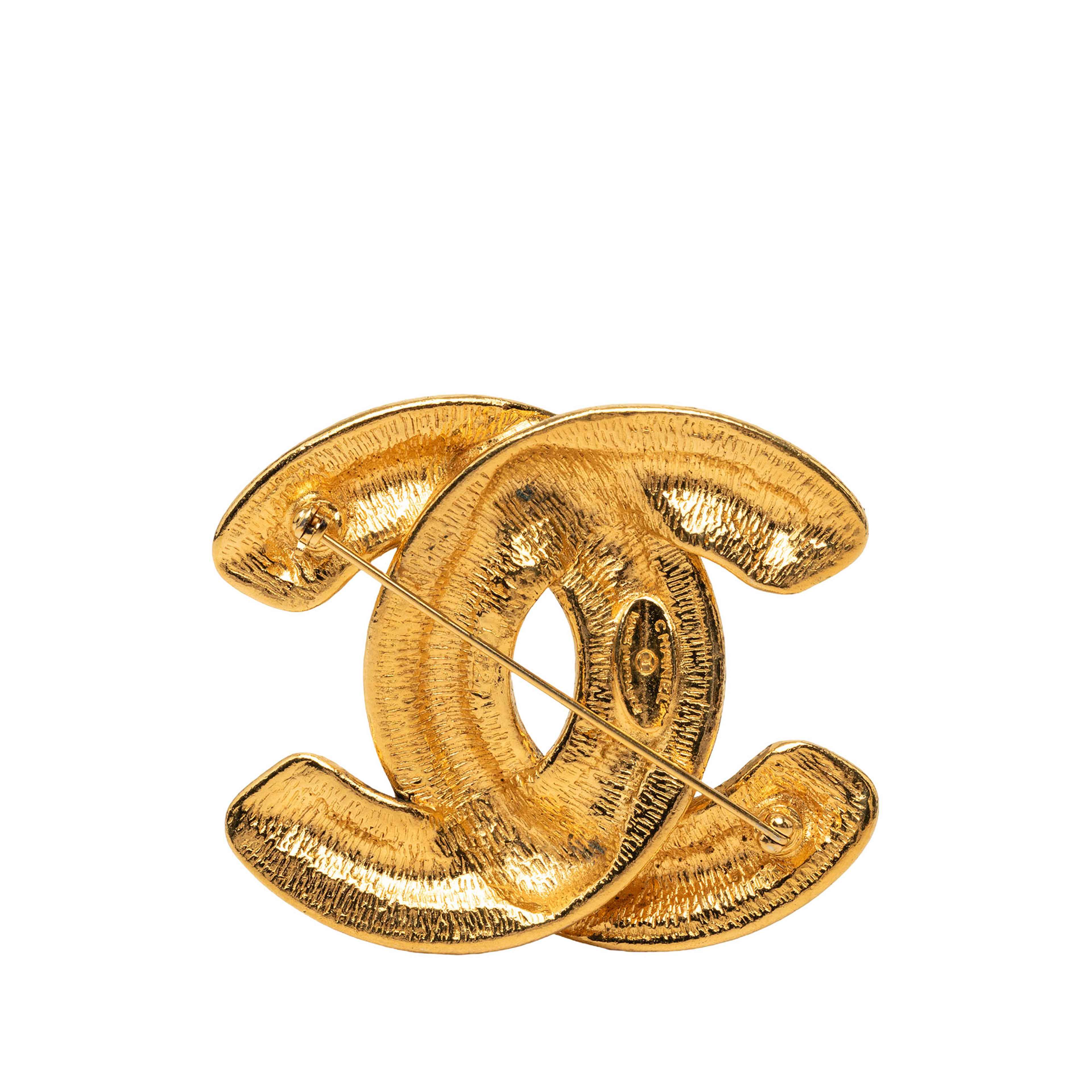 Chanel Cc Gold Plated Quilted Brooch, från Luxclusif, i färgen guld. Klicka för att öppna bilden i stort format