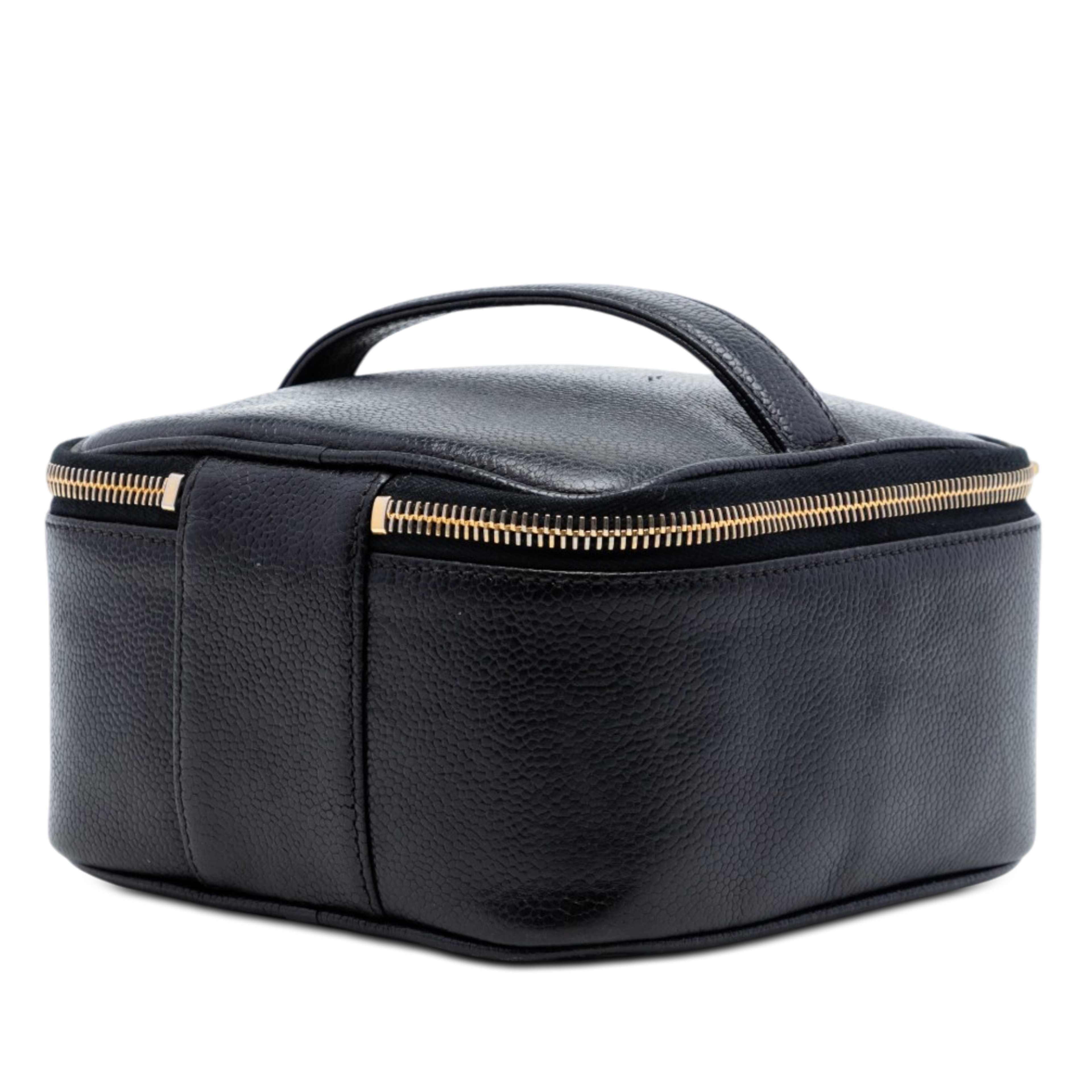 Chanel Cc Caviar Vanity Case, från Luxclusif, i färgen svart. Klicka för att öppna bilden i stort format