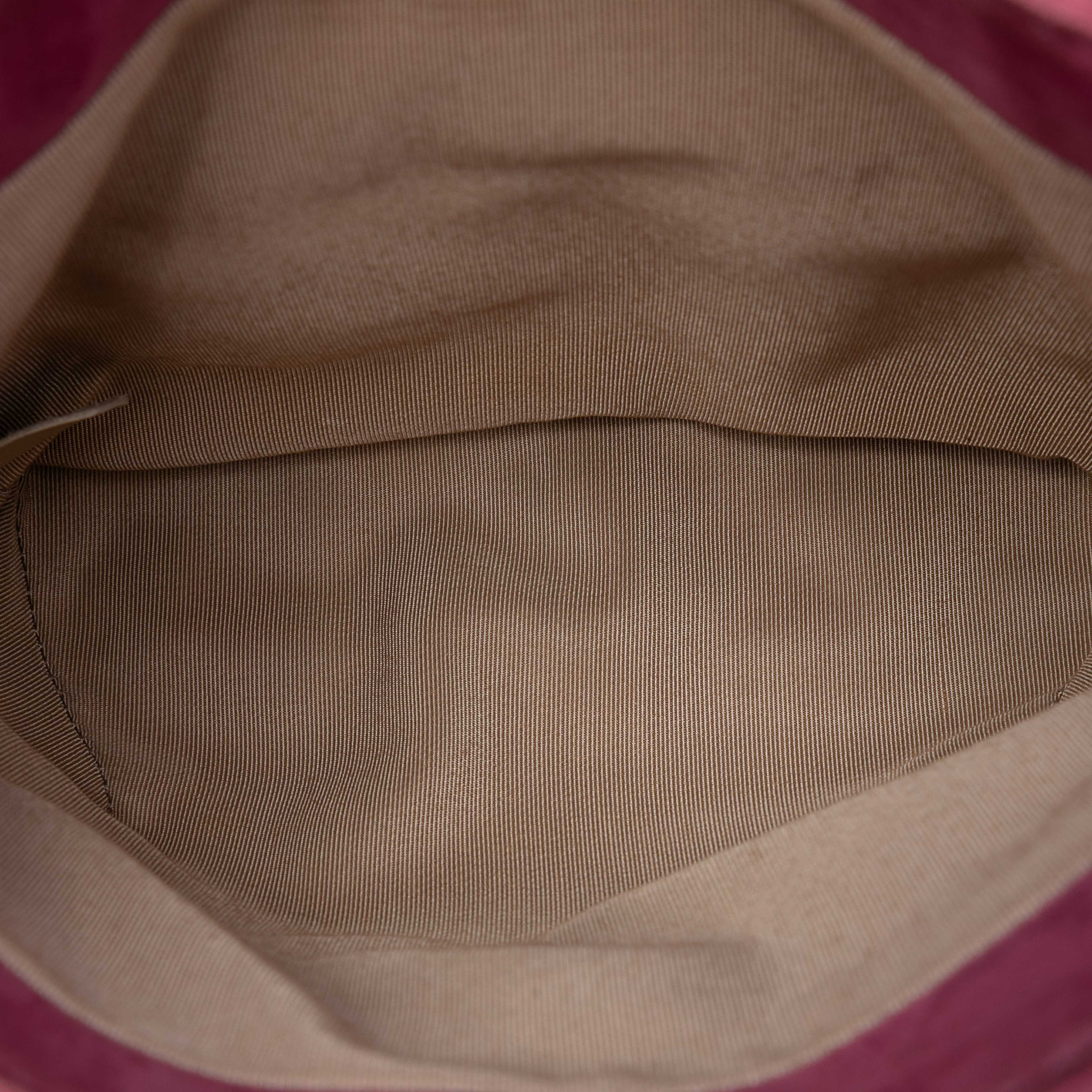 Chanel Mini Quilted Nubuck Trianon Messenger Flap, från Luxclusif, i färgen pink. Klicka för att öppna bilden i stort format