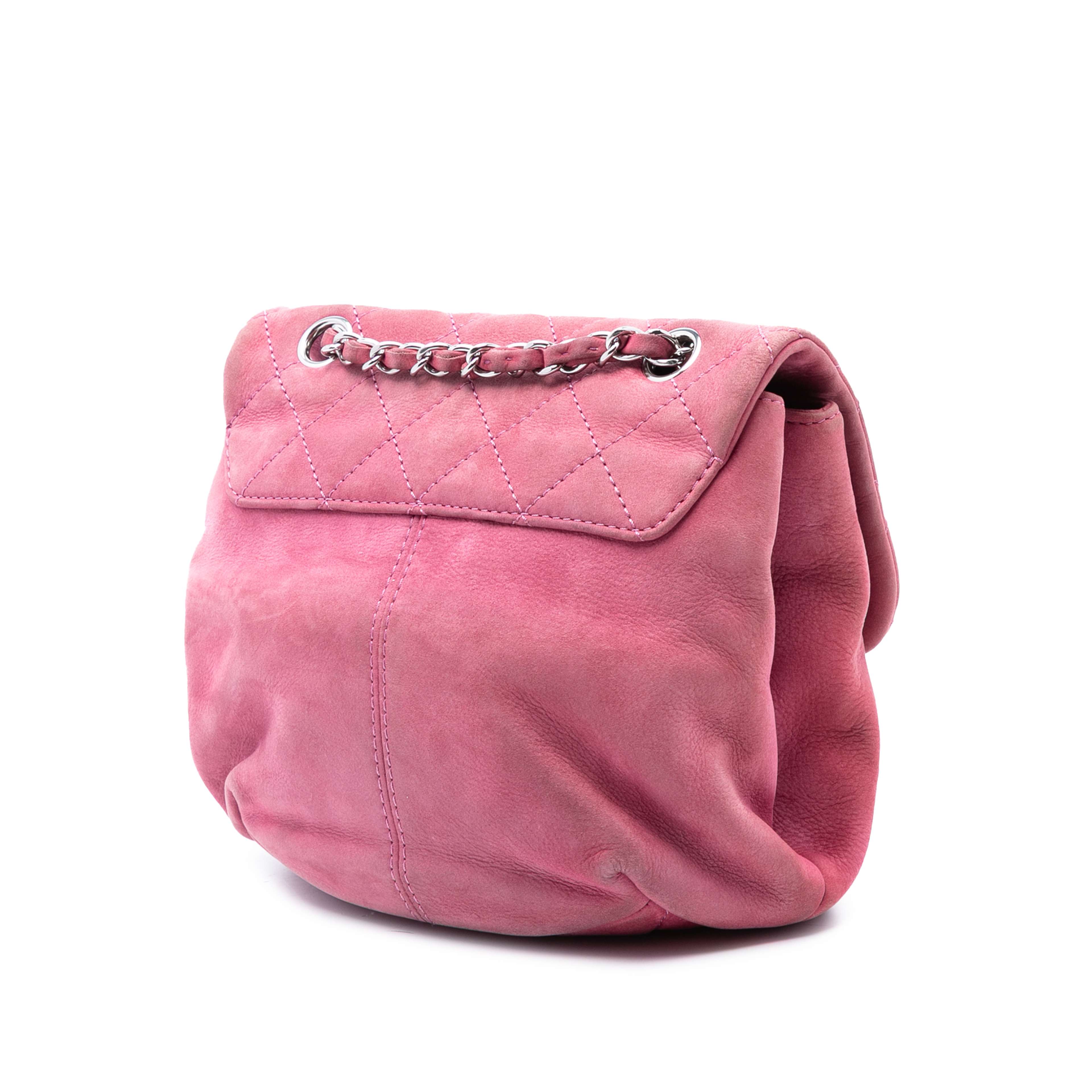 Chanel Mini Quilted Nubuck Trianon Messenger Flap, från Luxclusif, i färgen pink. Klicka för att öppna bilden i stort format