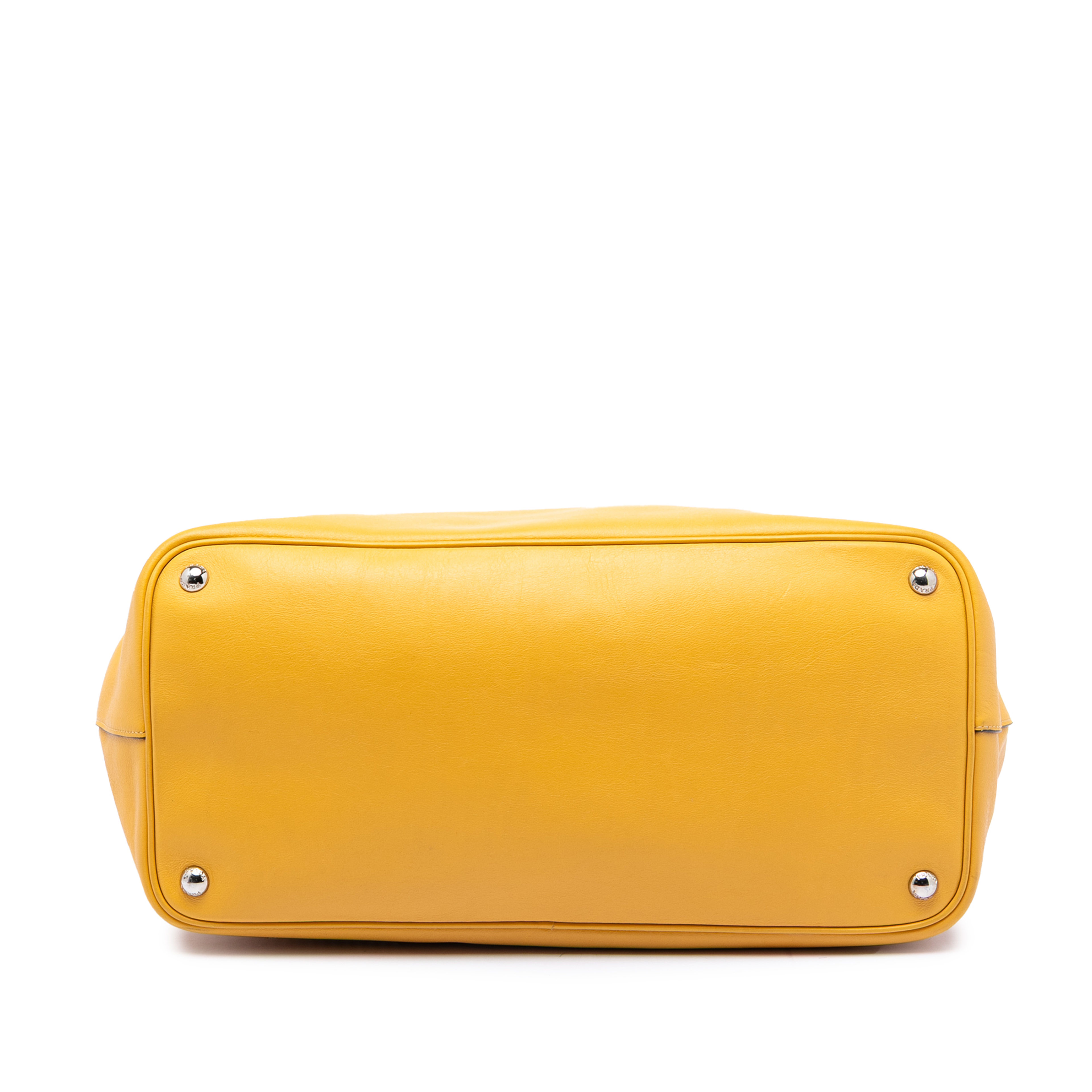 Prada City Calf Leather Buckle Tote, från Luxclusif, i färgen gul. Klicka för att öppna bilden i stort format