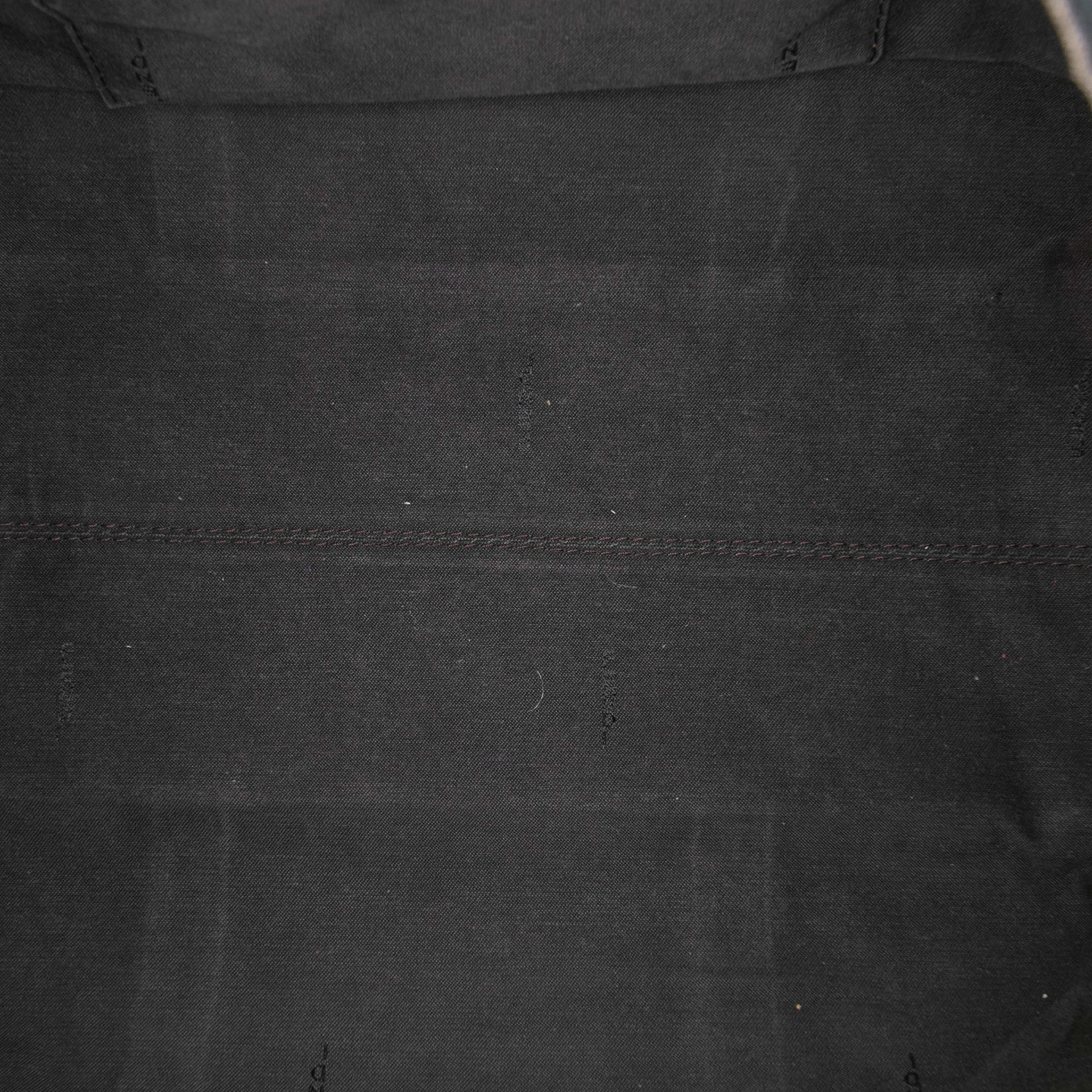 Fendi Zucchino Spalmati Boston Bag, från Luxclusif, i färgen black. Klicka för att öppna bilden i stort format