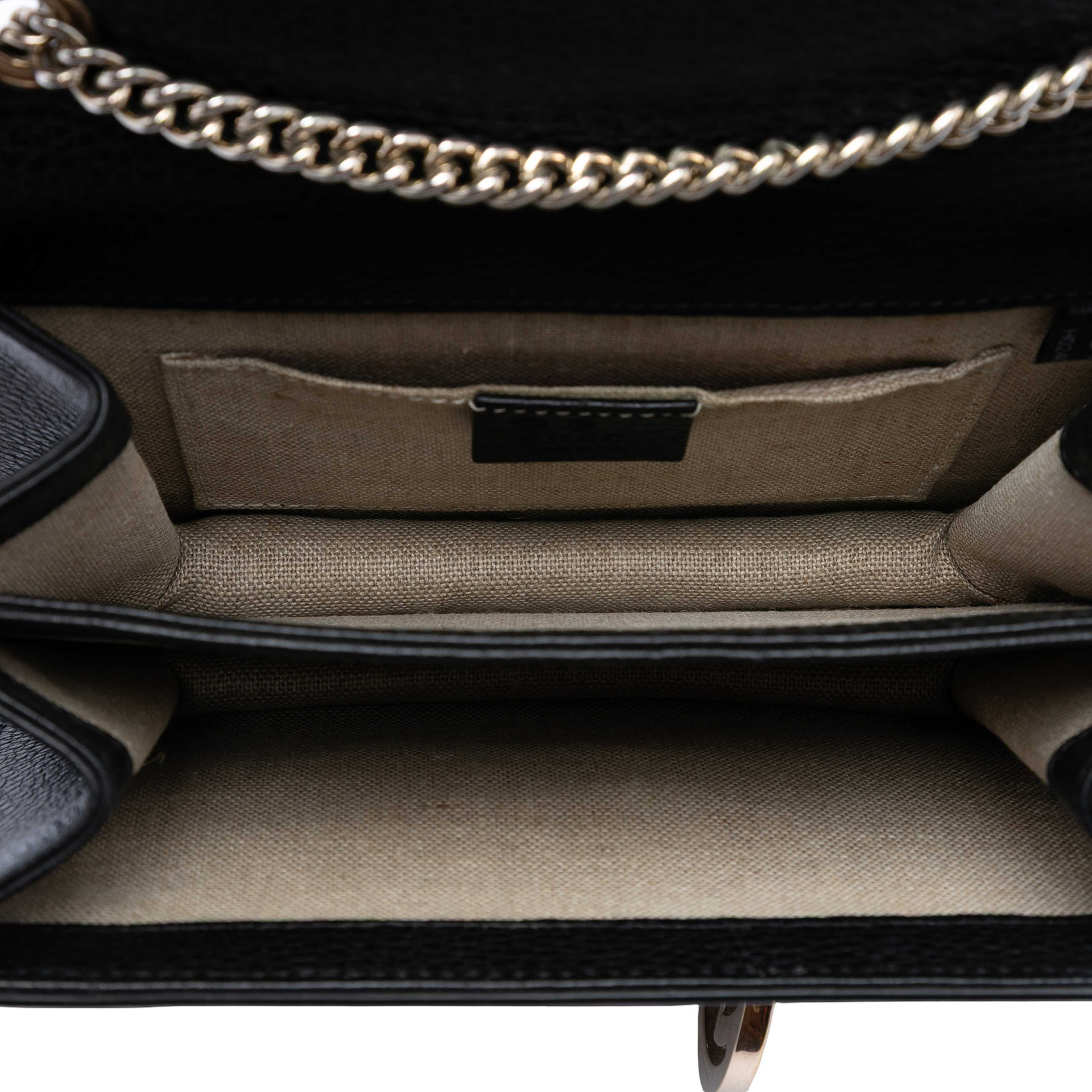 Gucci Small Dollar Calfskin Interlocking G Crossbody, från Luxclusif, i färgen black. Klicka för att öppna bilden i stort format