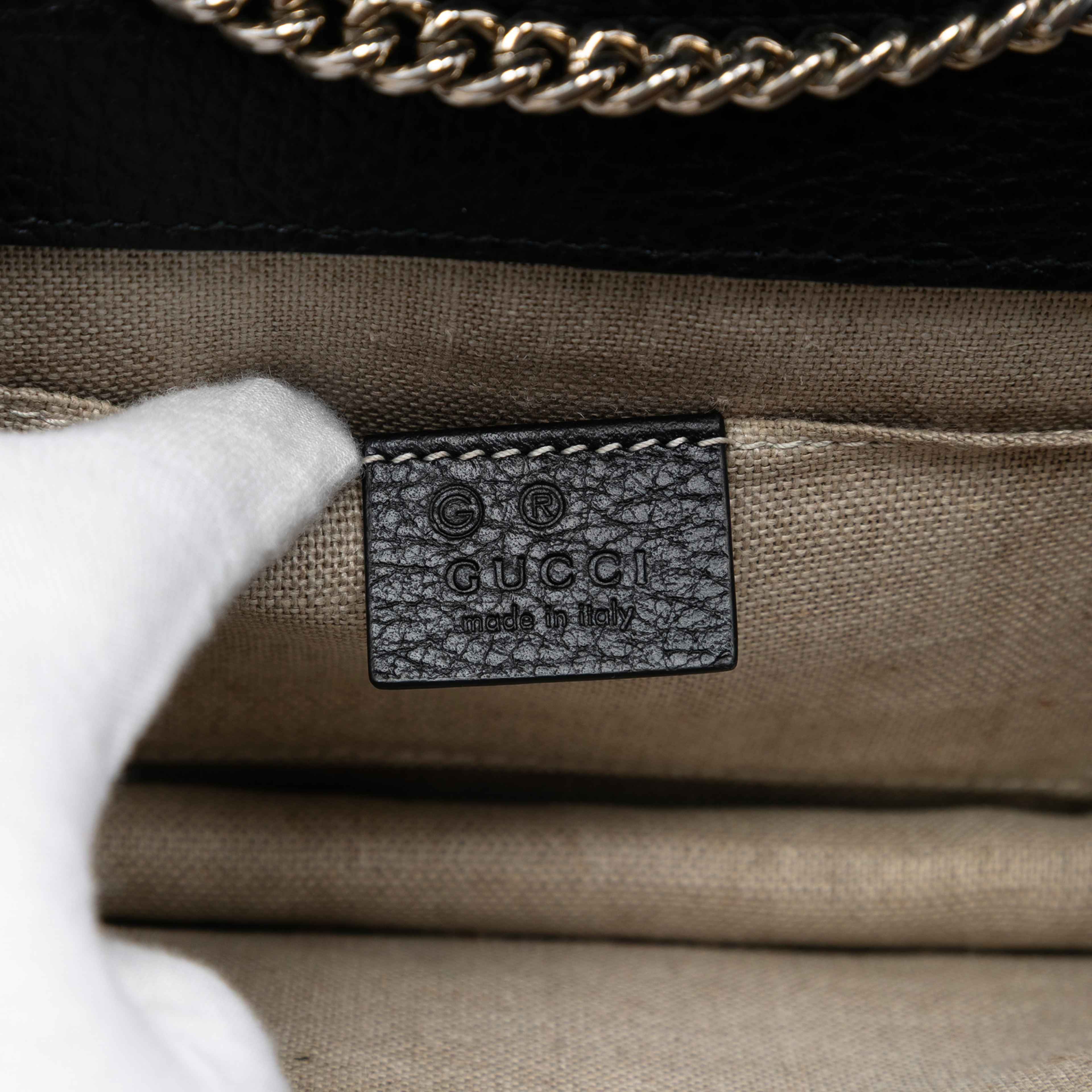 Gucci Small Dollar Calfskin Interlocking G Crossbody, från Luxclusif, i färgen black. Klicka för att öppna bilden i stort format