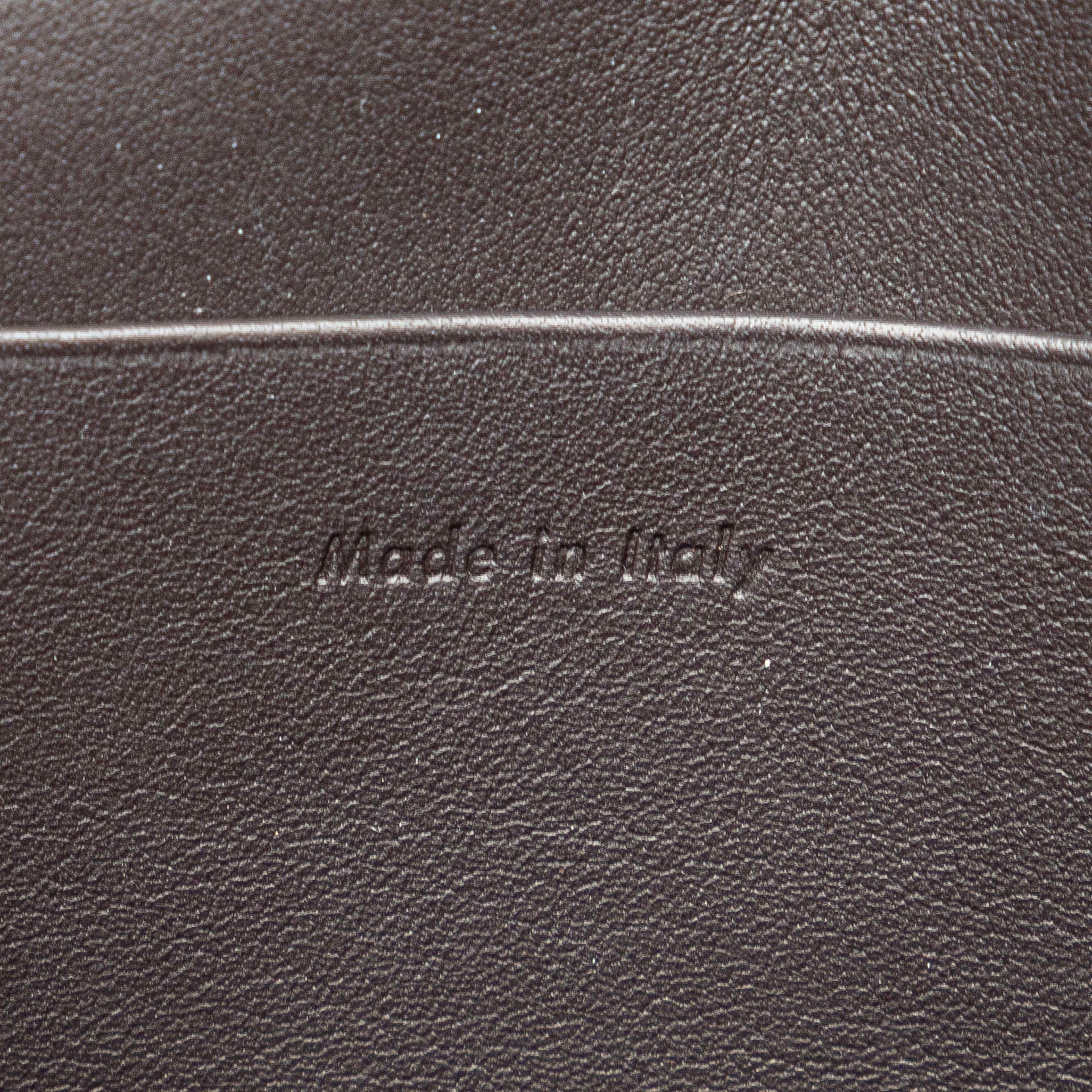 Celine Leather Frame Wallet On Chain, från Luxclusif, i färgen lily. Klicka för att öppna bilden i stort format