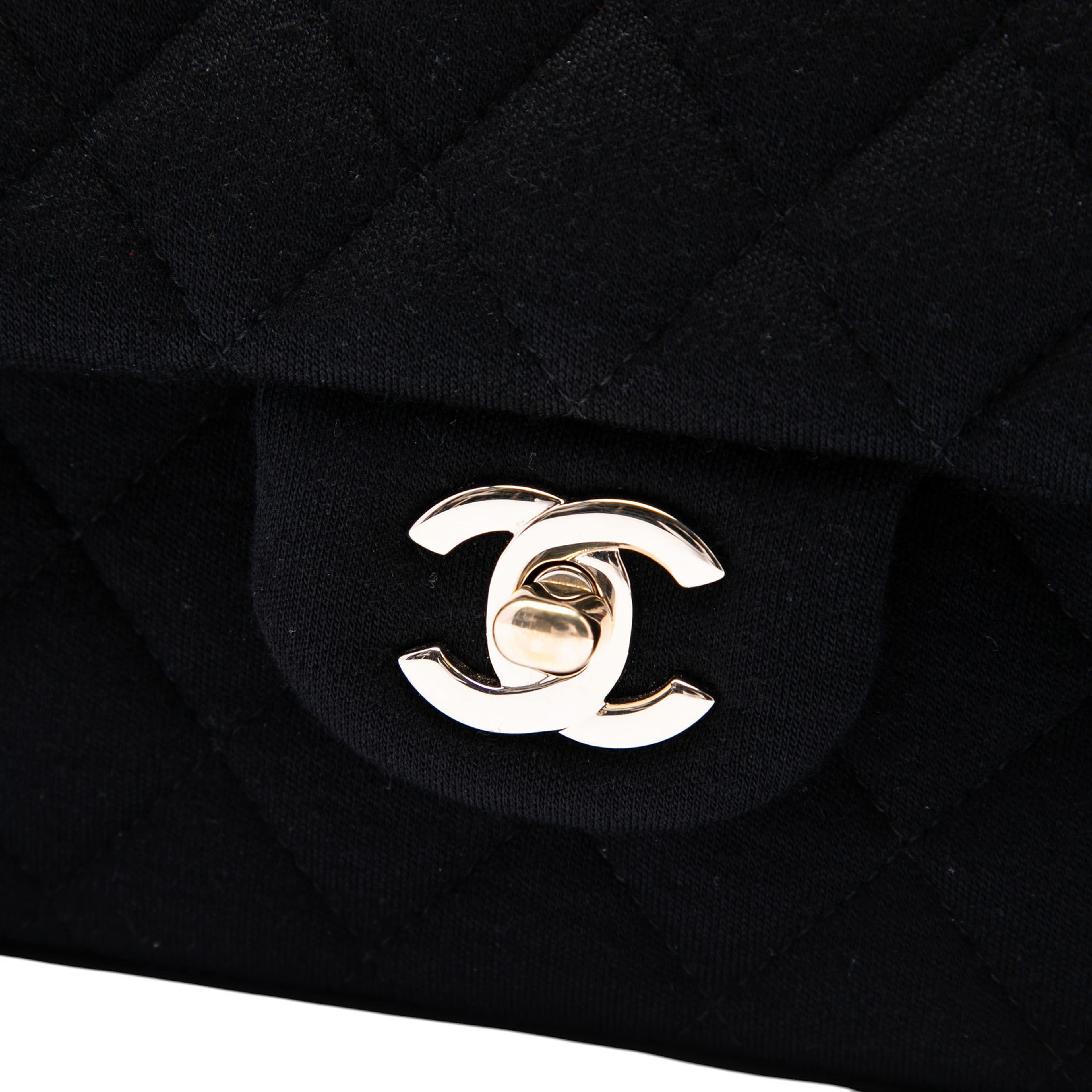 Chanel Medium Classic Jersey Double Flap, från Luxclusif, i färgen svart. Klicka för att öppna bilden i stort format