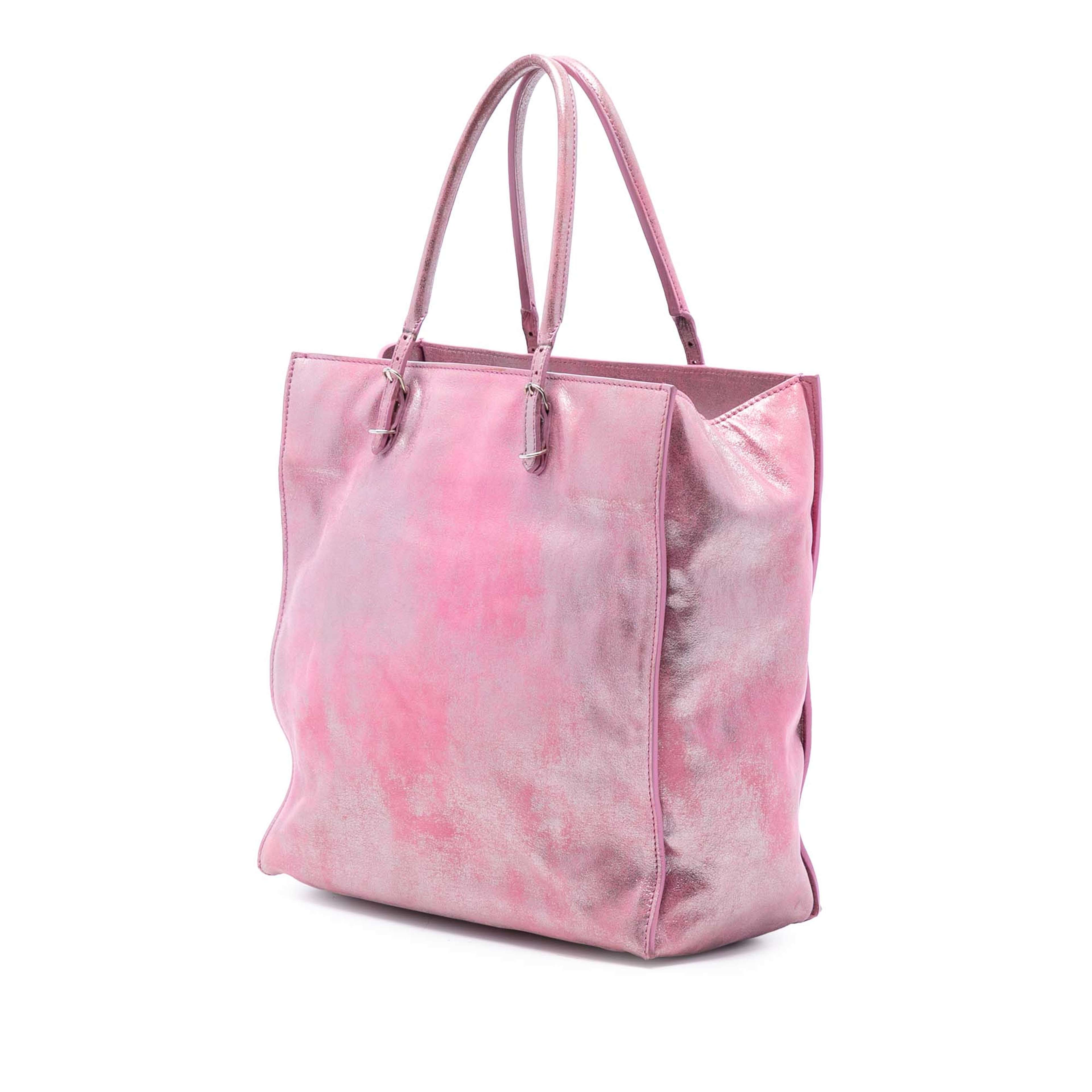 Balenciaga Metallic Leather Papier A5 Tote, från Luxclusif, i färgen pink. Klicka för att öppna bilden i stort format