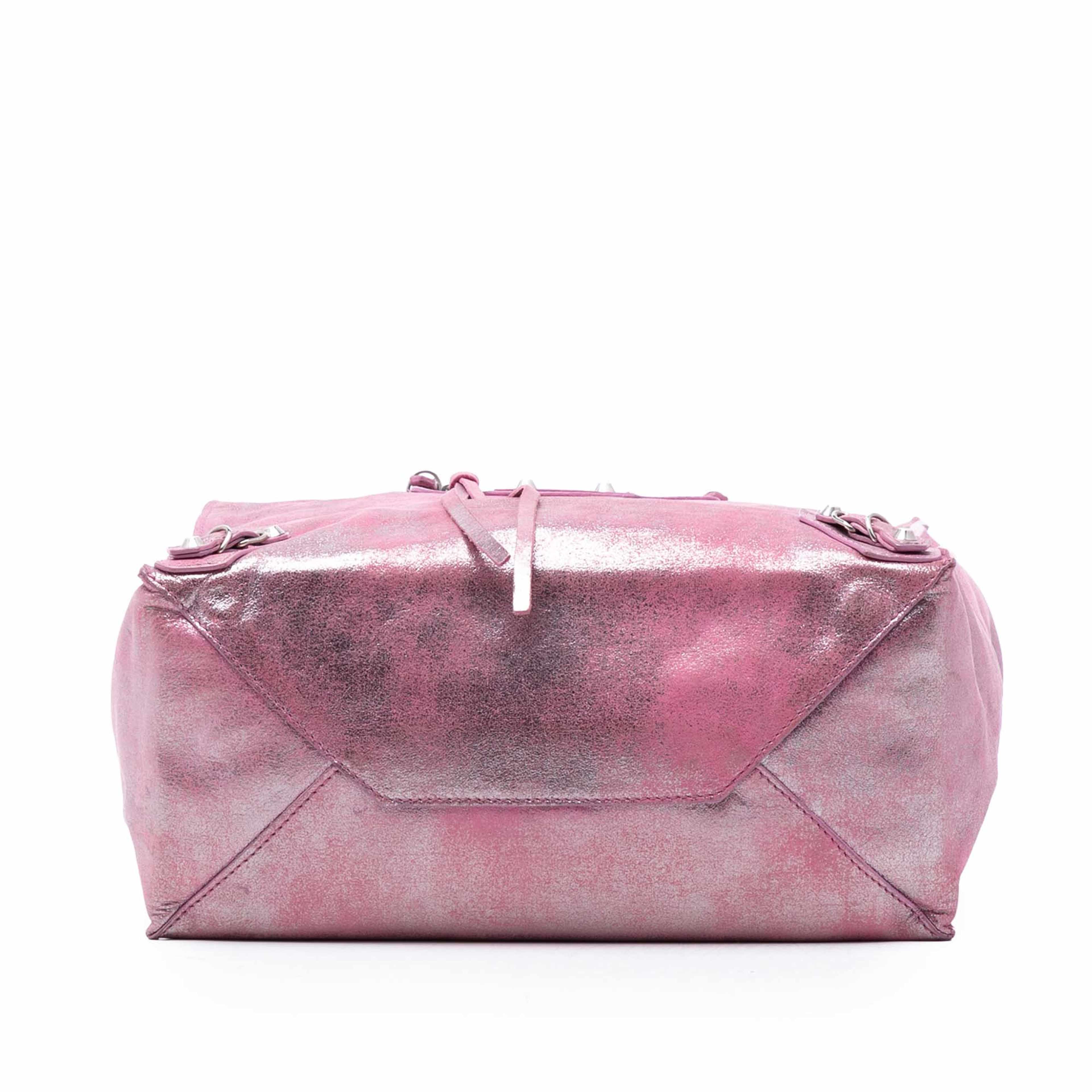 Balenciaga Metallic Leather Papier A5 Tote, från Luxclusif, i färgen pink. Klicka för att öppna bilden i stort format