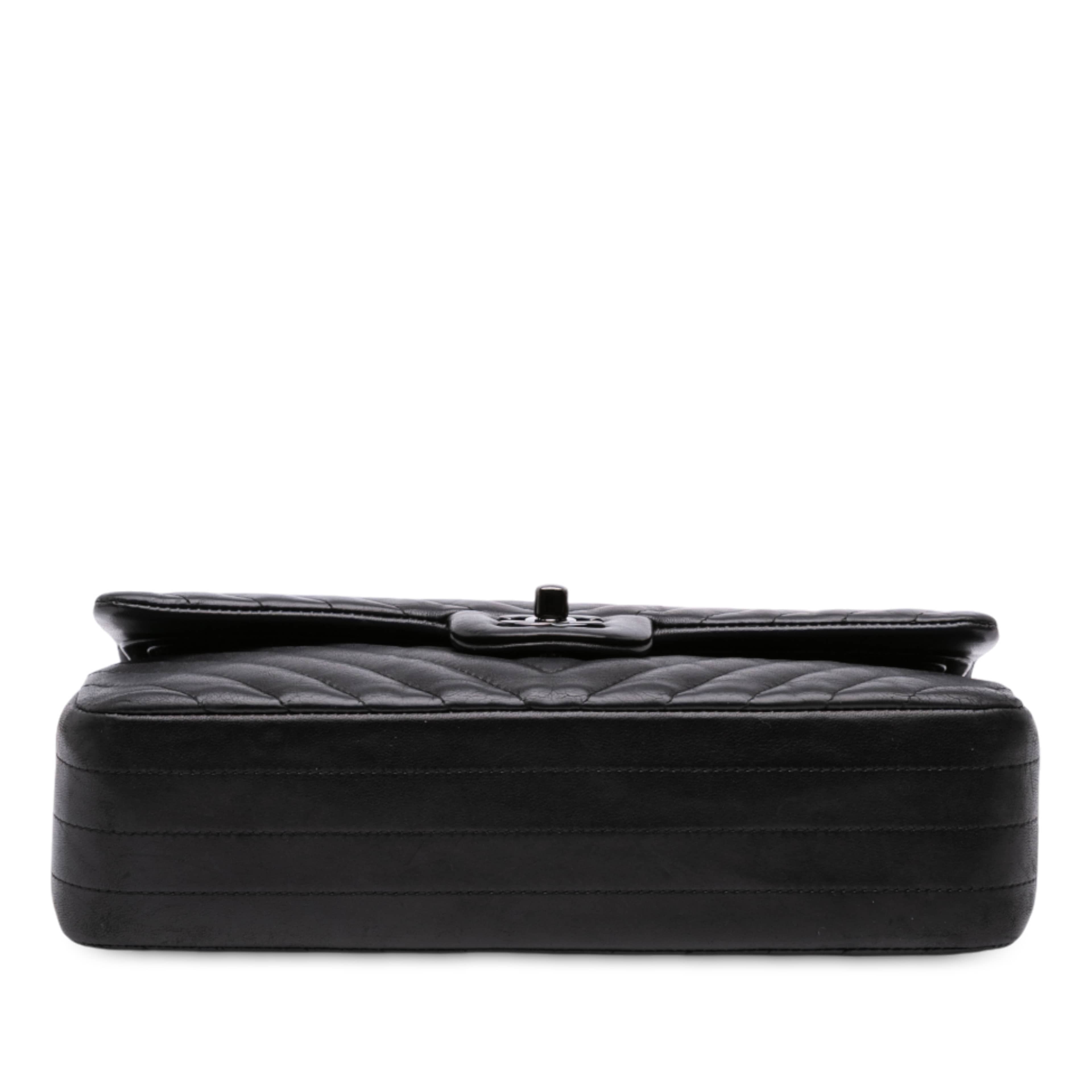 Chanel Medium Classic Chevron Lambskin So Black Double Flap, från Luxclusif, i färgen svart. Klicka för att öppna bilden i stort format