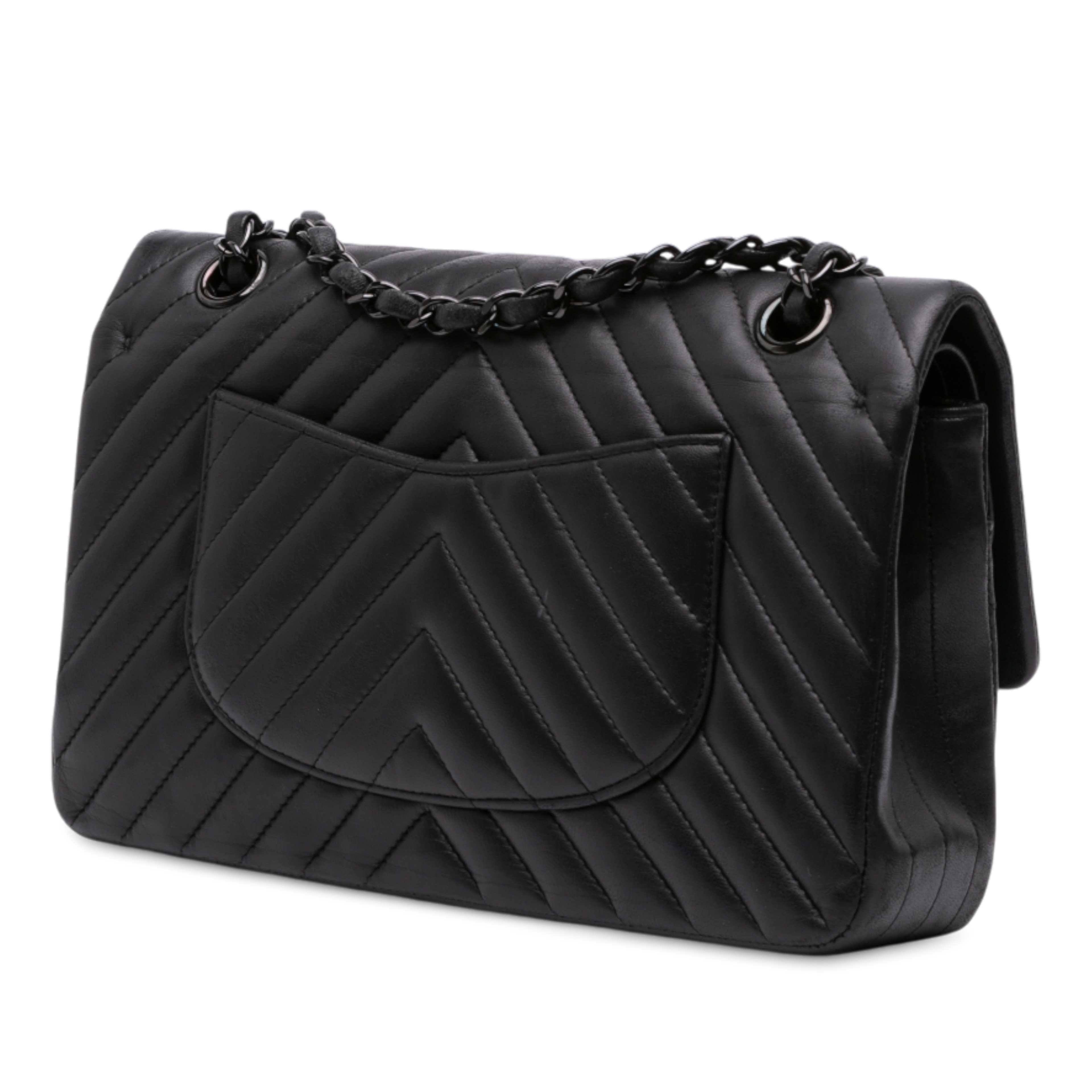 Chanel Medium Classic Chevron Lambskin So Black Double Flap, från Luxclusif, i färgen svart. Klicka för att öppna bilden i stort format