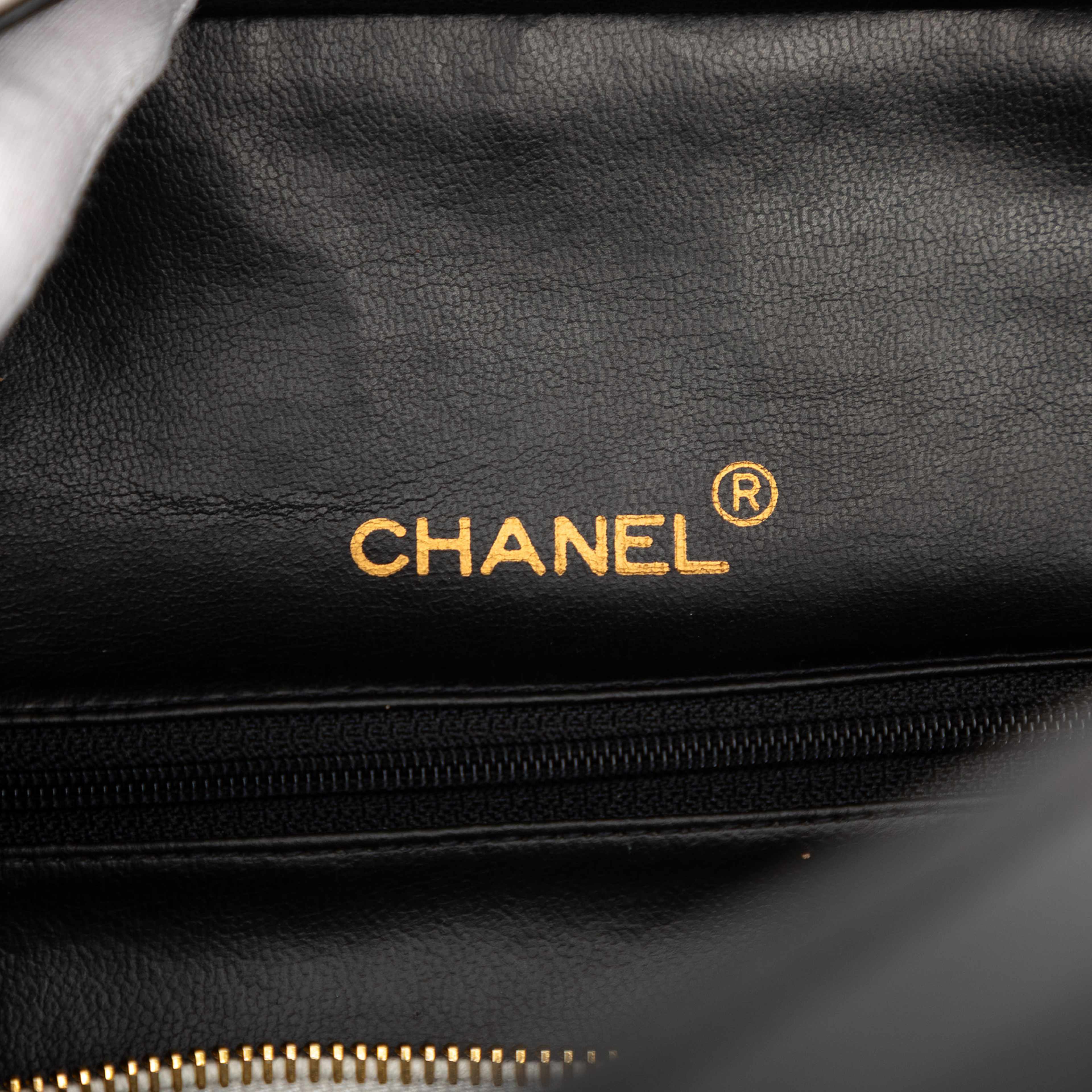 Chanel Quilted Calfskin Logo Bowler Weekend Bag, från Luxclusif, i färgen black. Klicka för att öppna bilden i stort format