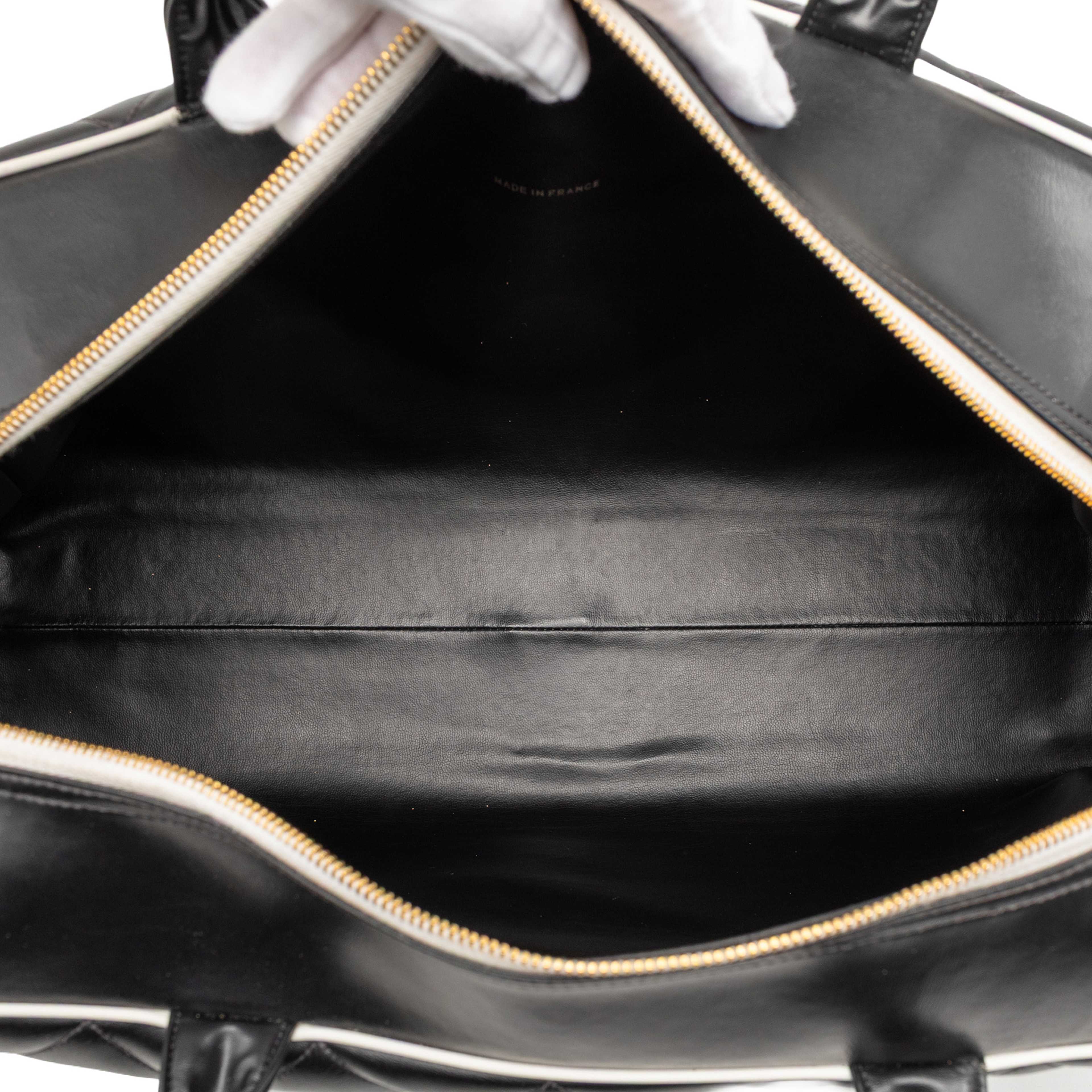 Chanel Quilted Calfskin Logo Bowler Weekend Bag, från Luxclusif, i färgen black. Klicka för att öppna bilden i stort format