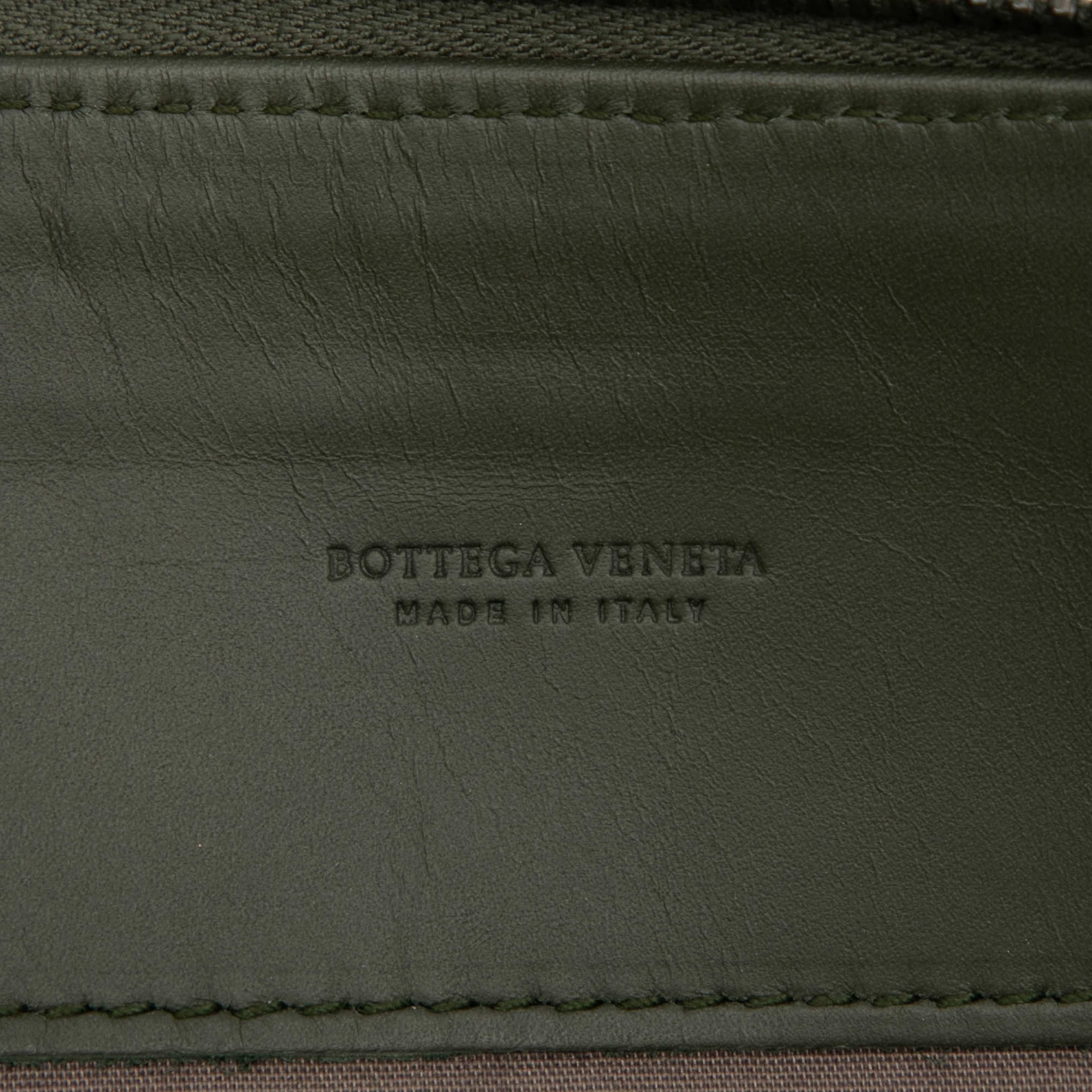 Bottega Veneta Nappa Intrecciato Clutch, från Luxclusif, i färgen olive green. Klicka för att öppna bilden i stort format