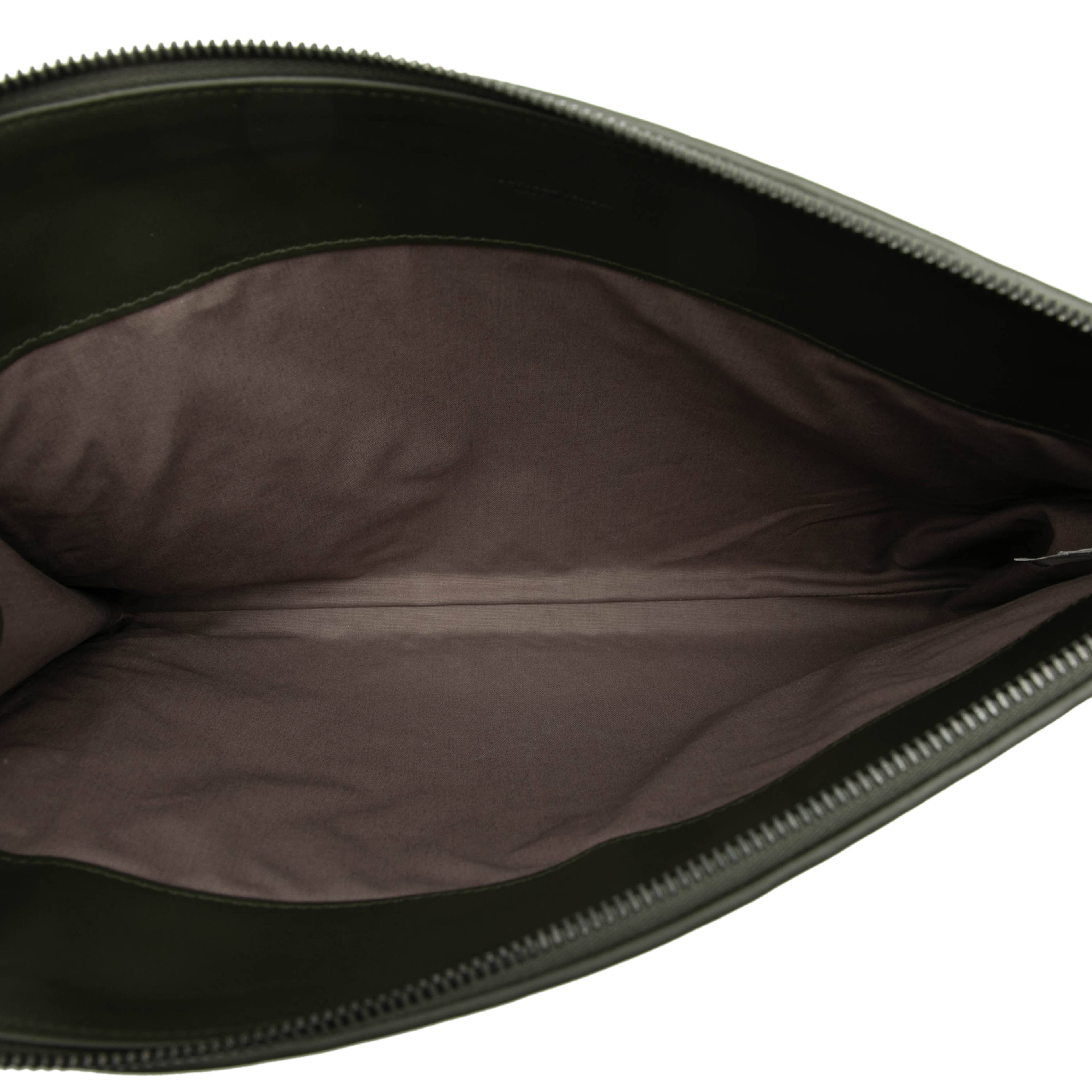 Bottega Veneta Nappa Intrecciato Clutch, från Luxclusif, i färgen olive green. Klicka för att öppna bilden i stort format