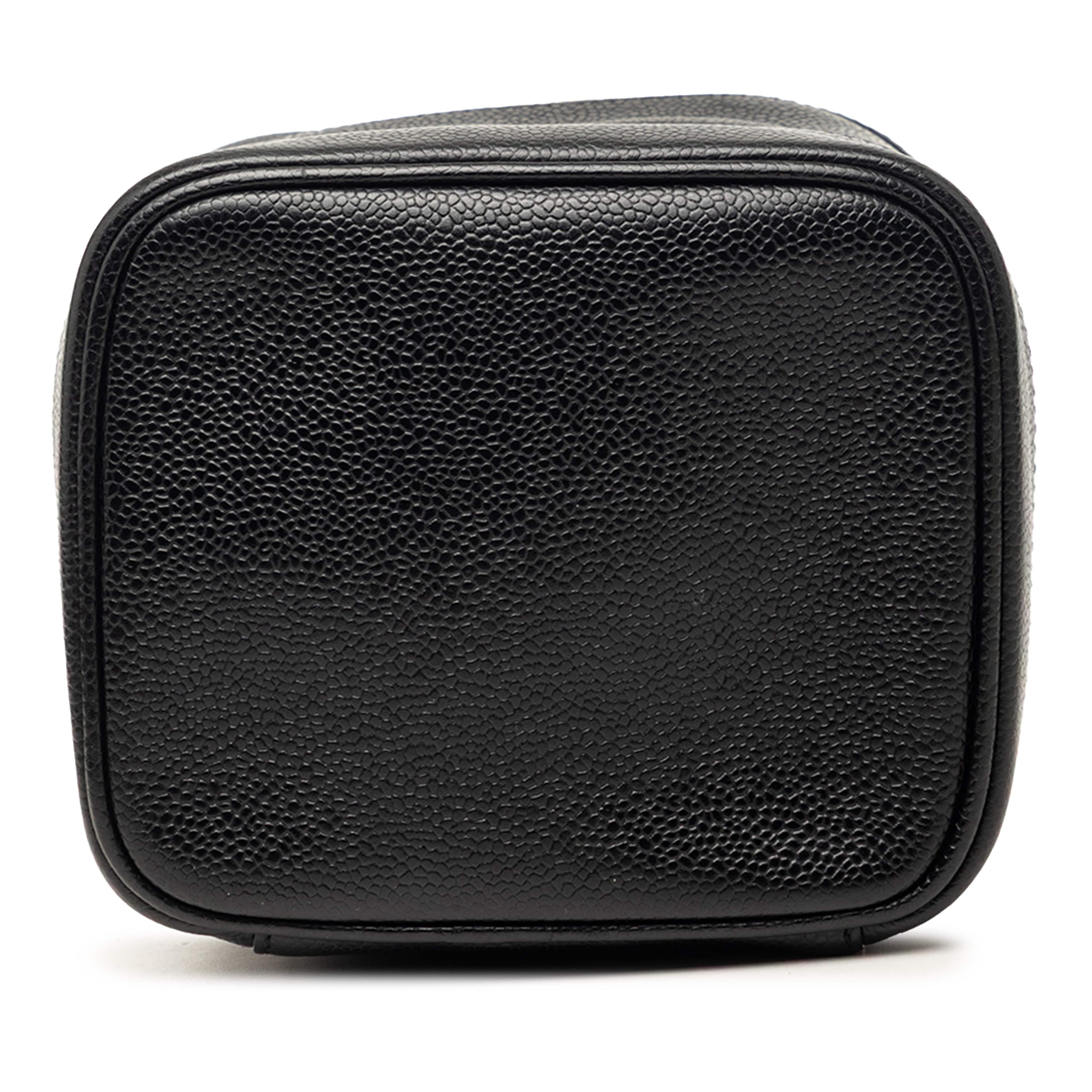 Chanel Cc Caviar Vanity Bag, från Luxclusif, i färgen svart. Klicka för att öppna bilden i stort format