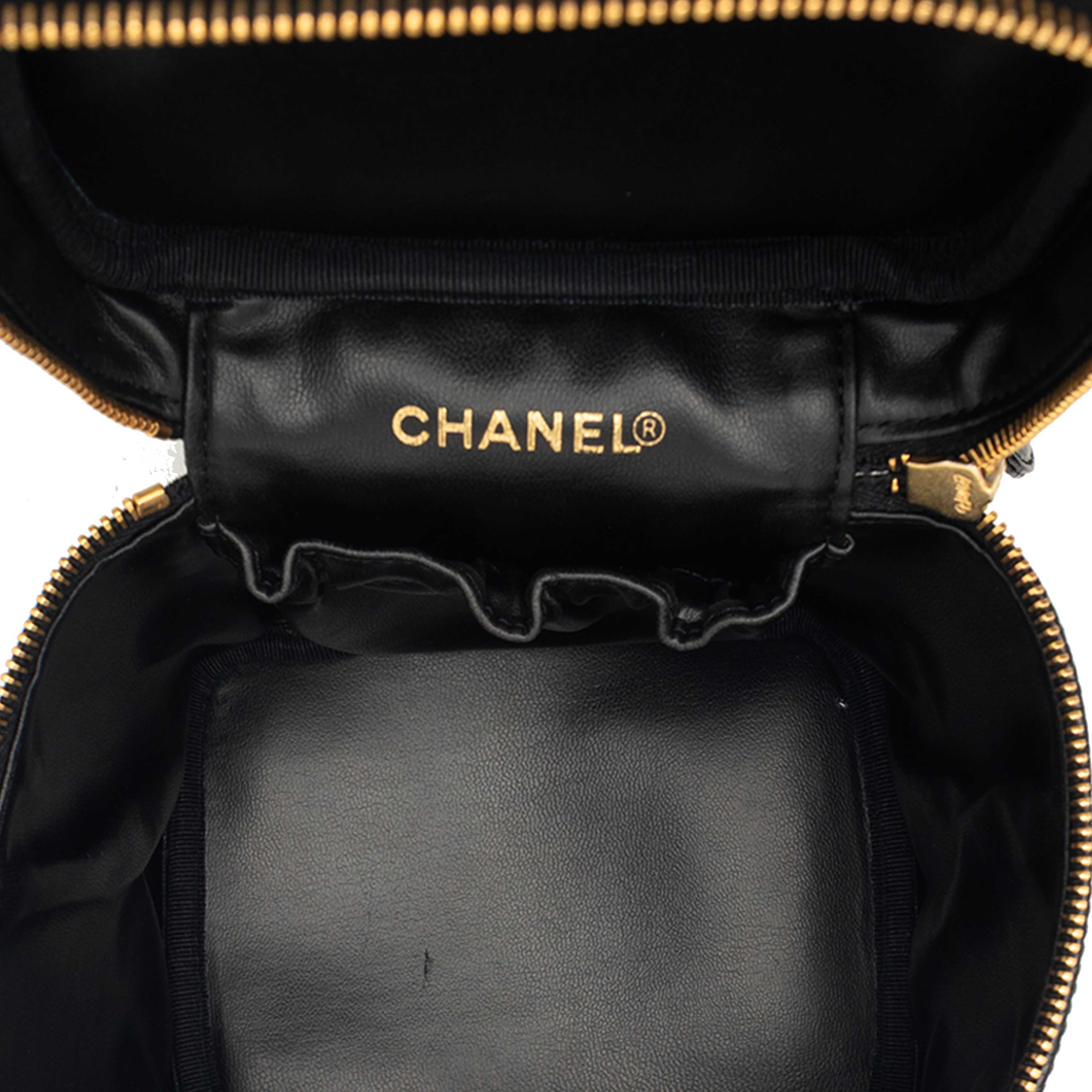 Chanel Cc Caviar Vanity Bag, från Luxclusif, i färgen black. Klicka för att öppna bilden i stort format