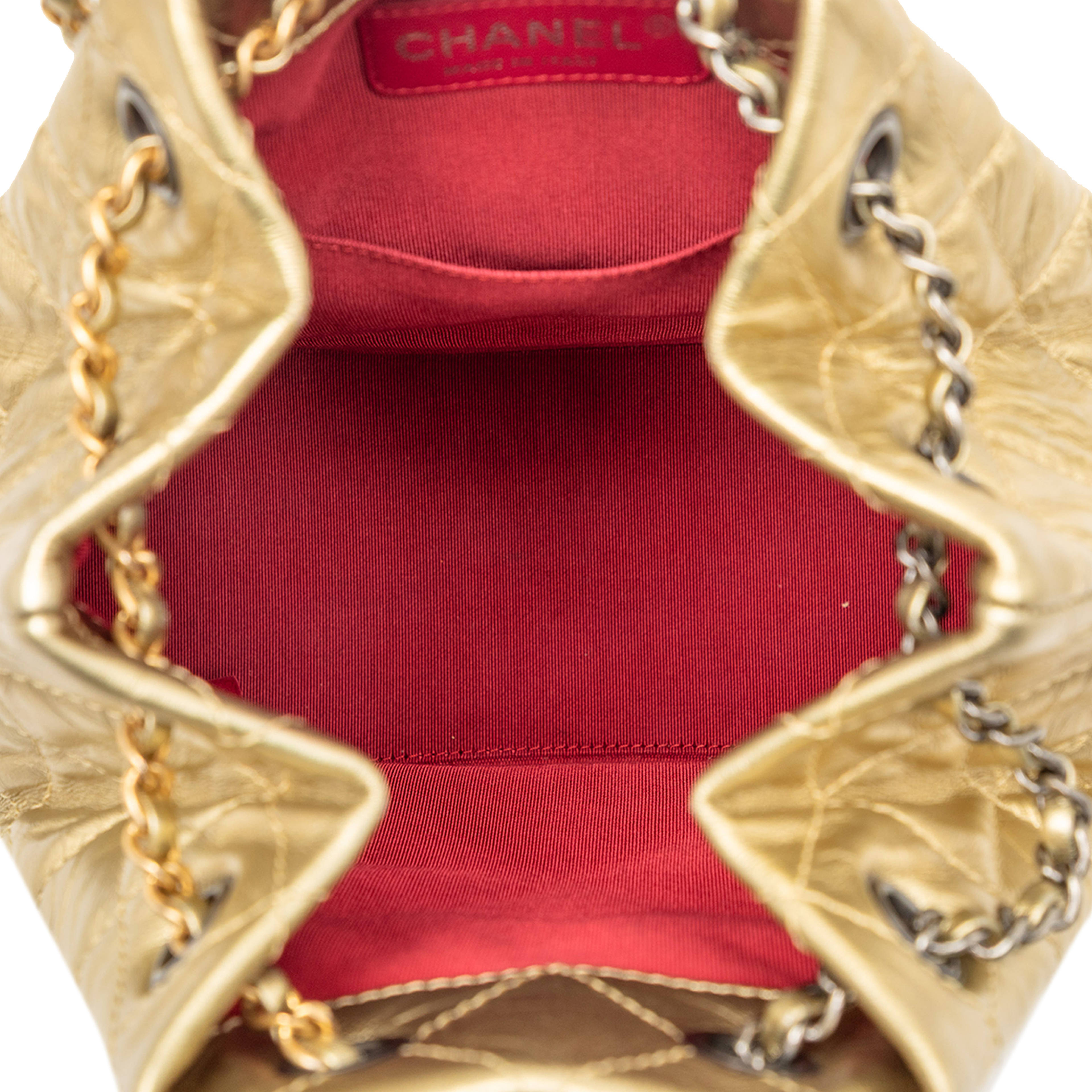 Chanel Small Quilted Metallic Aged Calfskin Gabrielle Backpack, från Luxclusif, i färgen gold. Klicka för att öppna bilden i stort format