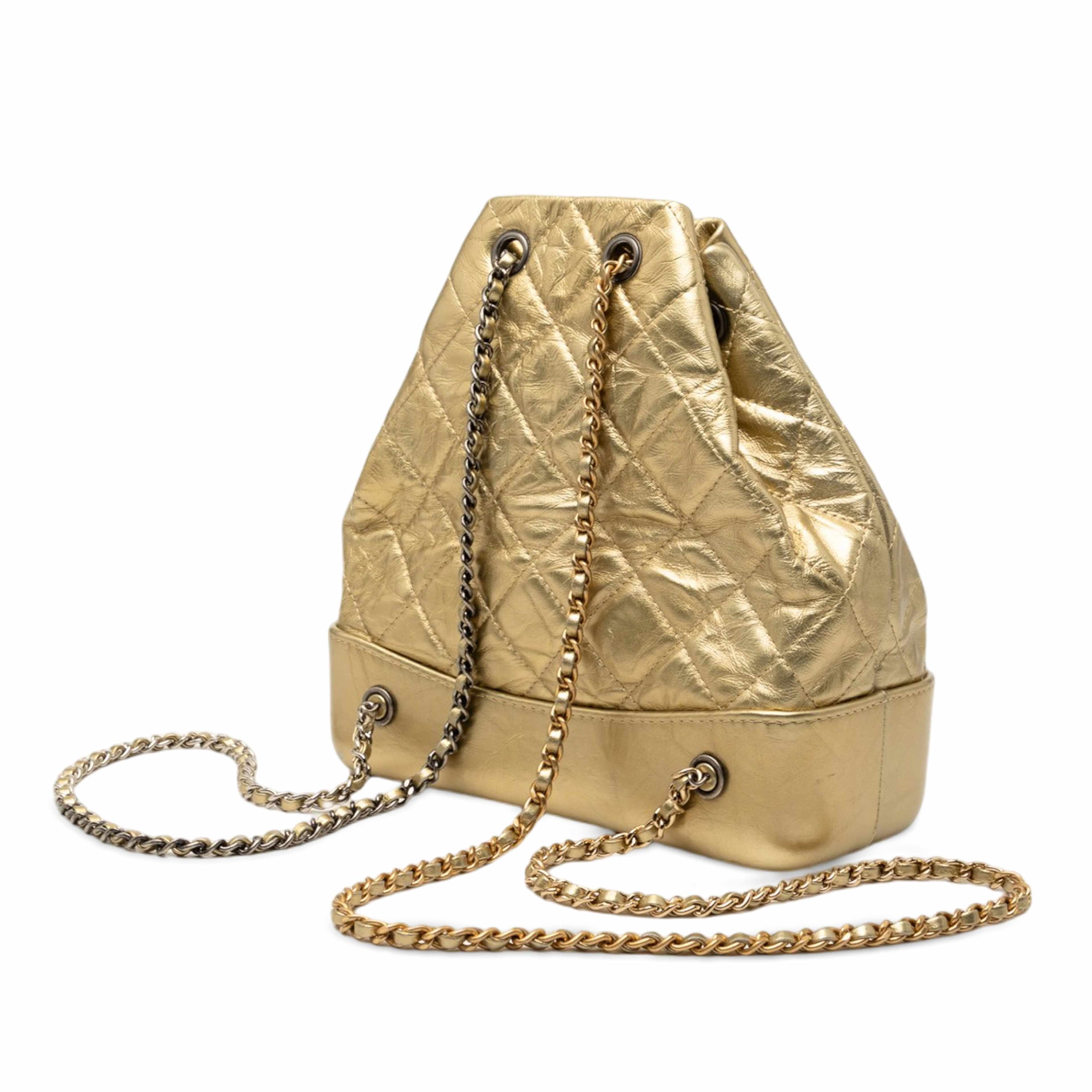 Chanel Small Quilted Metallic Aged Calfskin Gabrielle Backpack, från Luxclusif, i färgen gold. Klicka för att öppna bilden i stort format