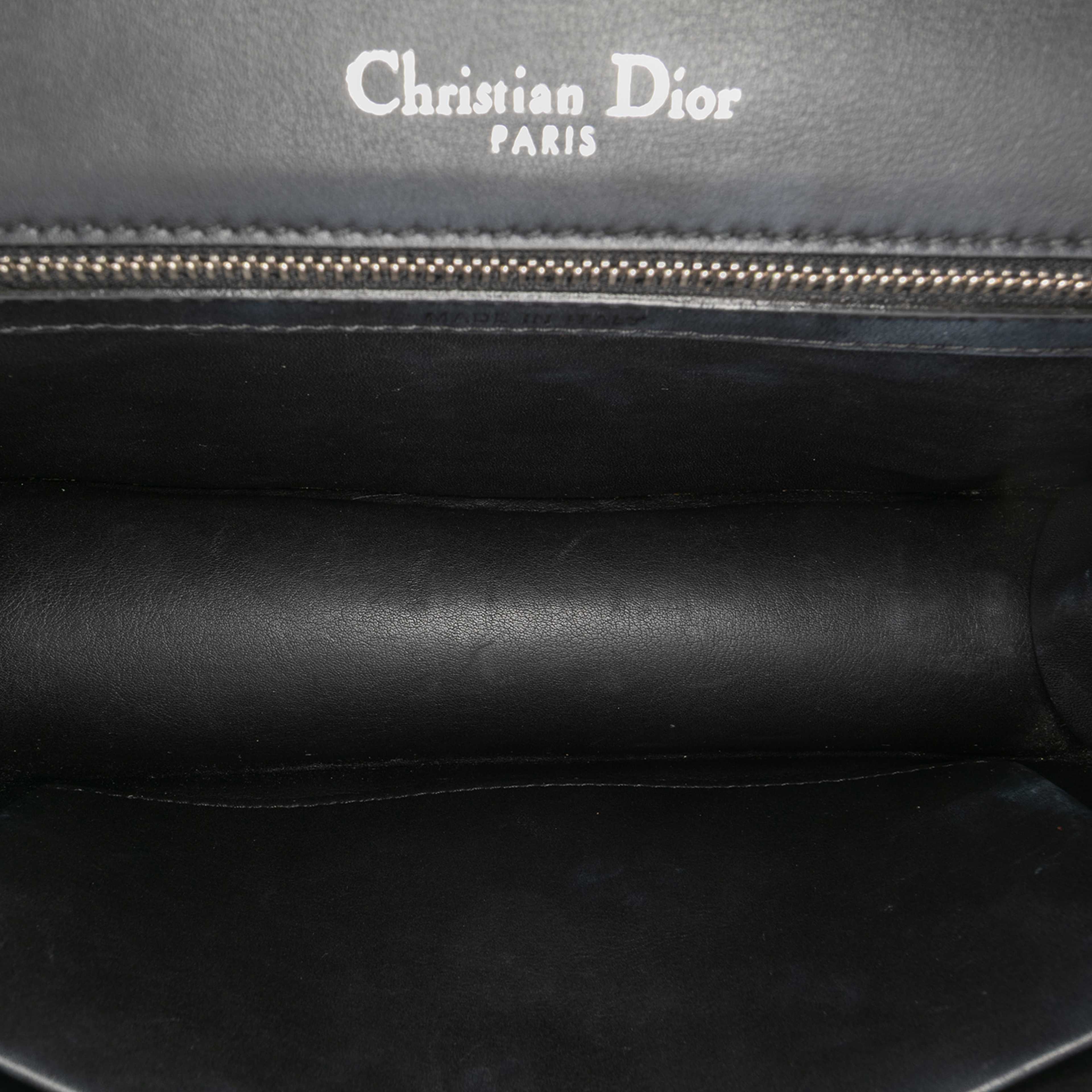 Dior Medium Calfskin Cannage Tufted Diorama Flap, från Luxclusif, i färgen black. Klicka för att öppna bilden i stort format