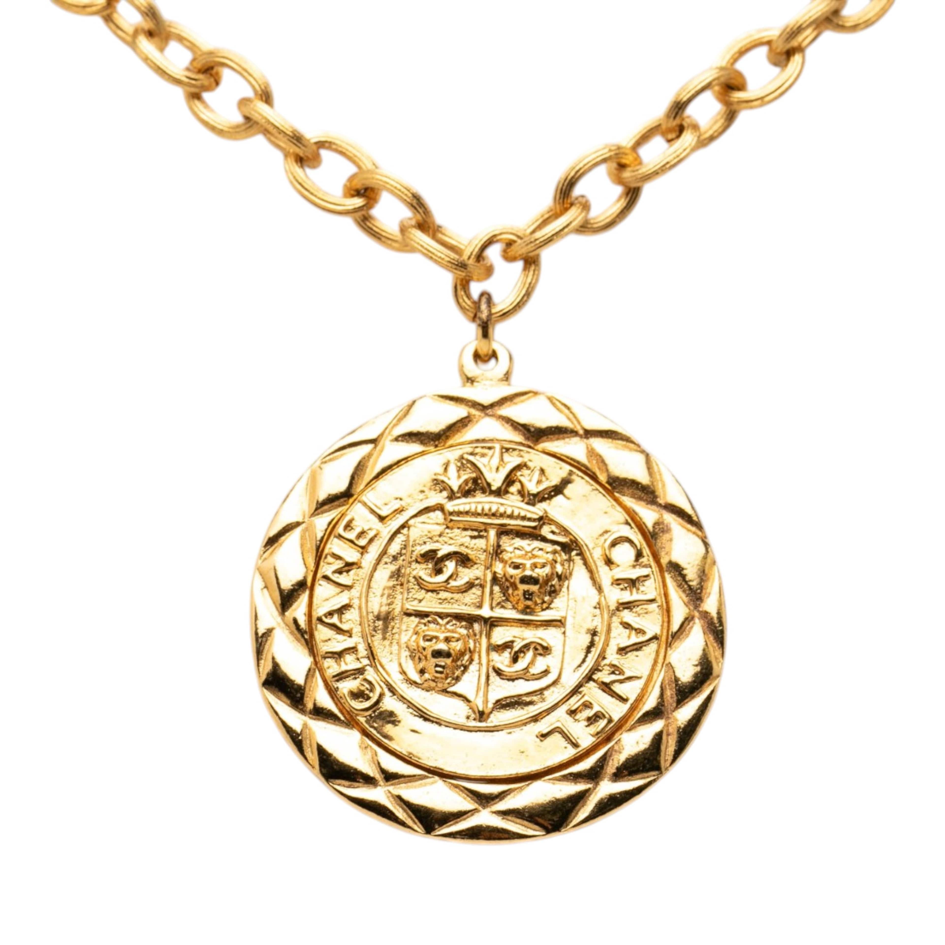 Chanel Cc Gold Plated Medallion Lion Crest Pendant Necklace, från Luxclusif, i färgen guld. Klicka för att öppna bilden i stort format