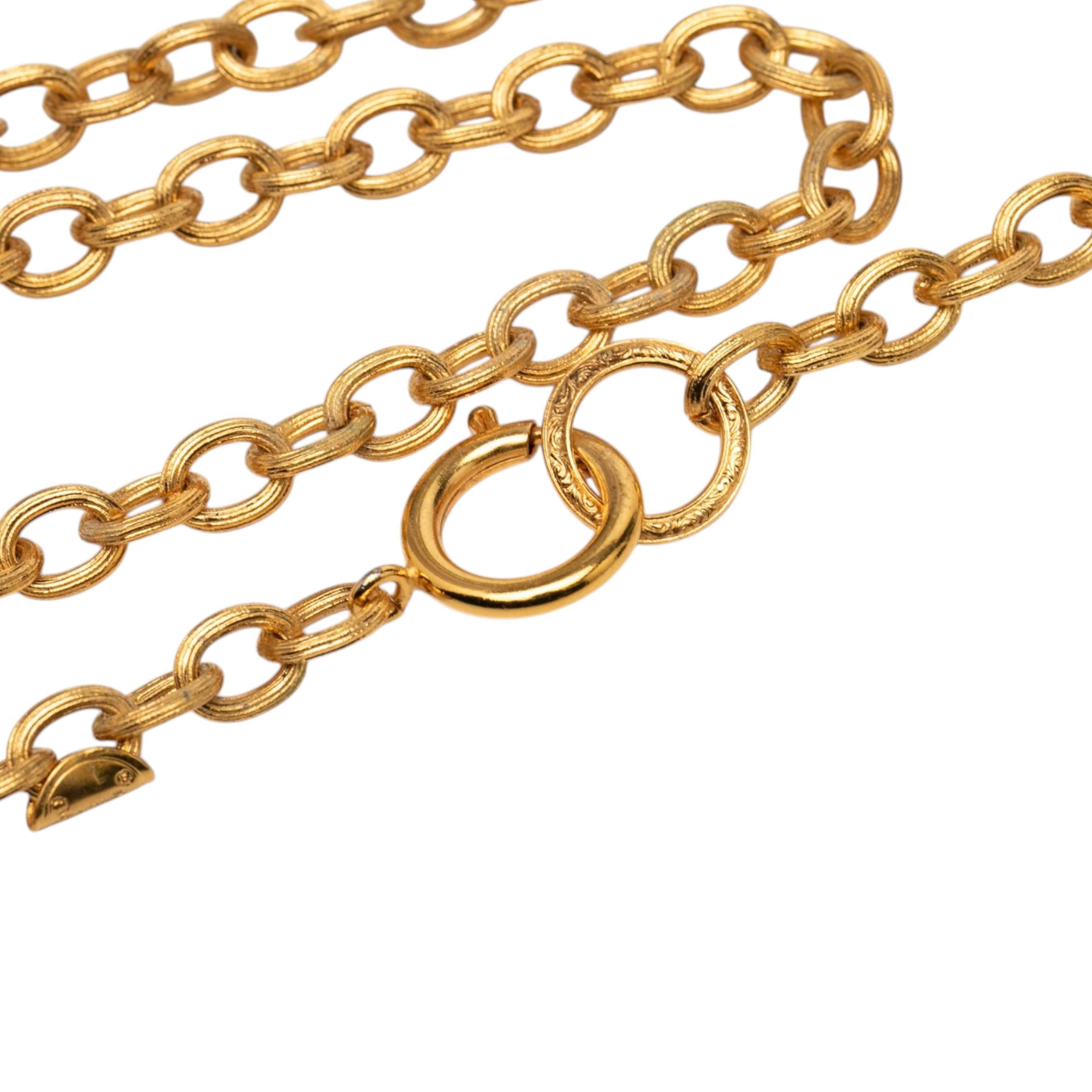 Chanel Cc Gold Plated Medallion Lion Crest Pendant Necklace, från Luxclusif, i färgen guld. Klicka för att öppna bilden i stort format