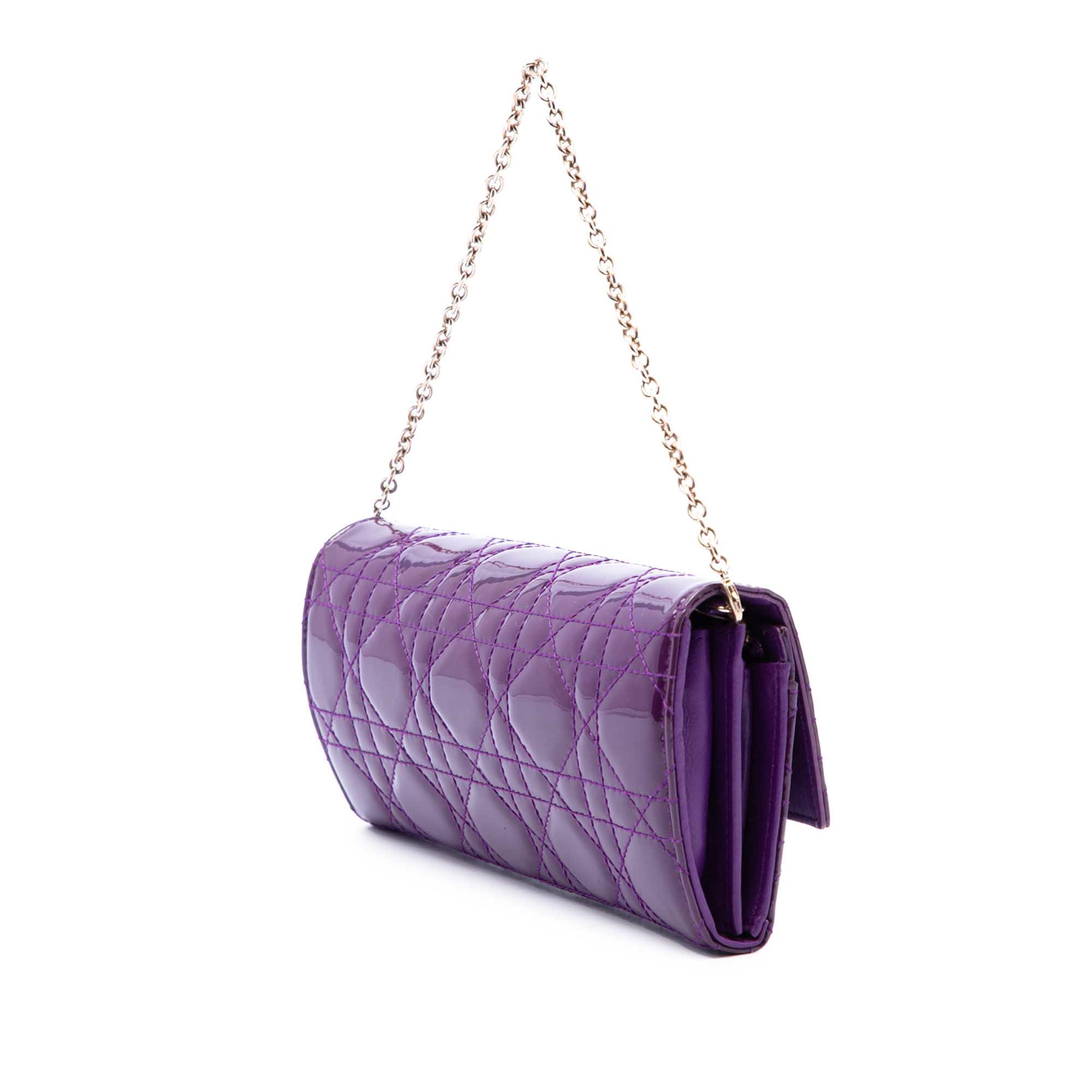 Dior Patent Cannage Lady Dior Wallet On Chain, från Luxclusif, i färgen purpur. Klicka för att öppna bilden i stort format