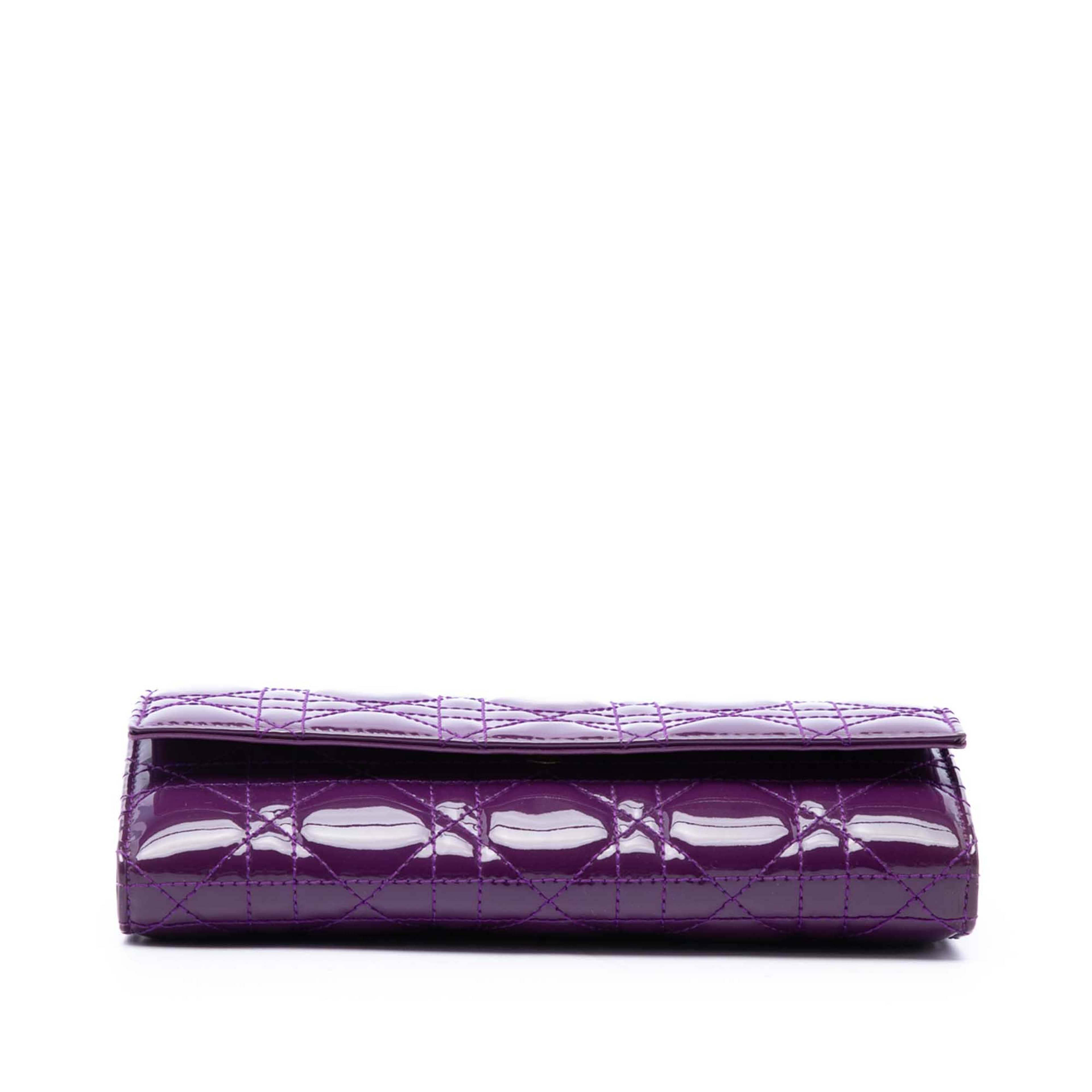 Dior Patent Cannage Lady Dior Wallet On Chain, från Luxclusif, i färgen purpur. Klicka för att öppna bilden i stort format