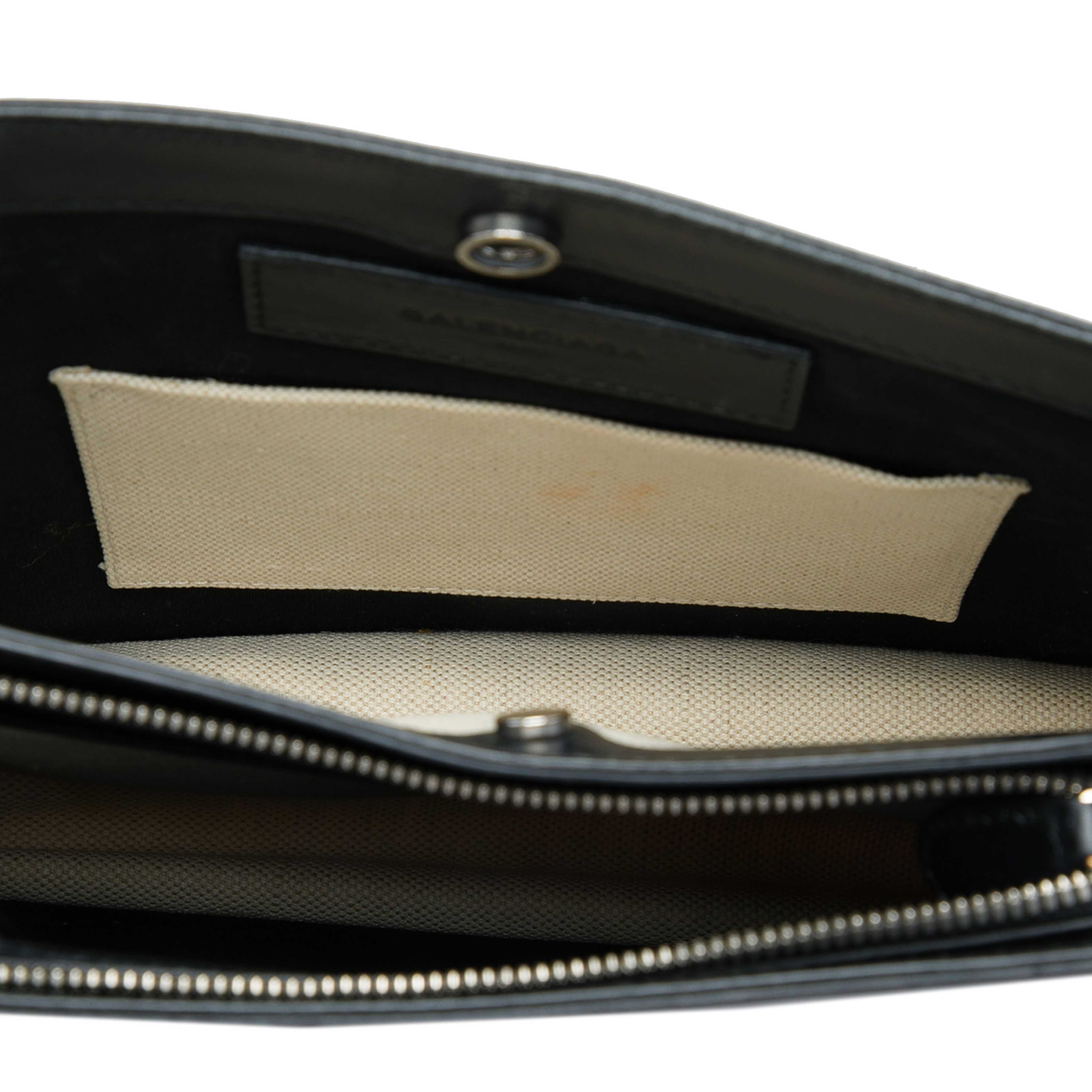 Balenciaga Canvas Navy Pochette Crossbody, från Luxclusif, i färgen brun. Klicka för att öppna bilden i stort format
