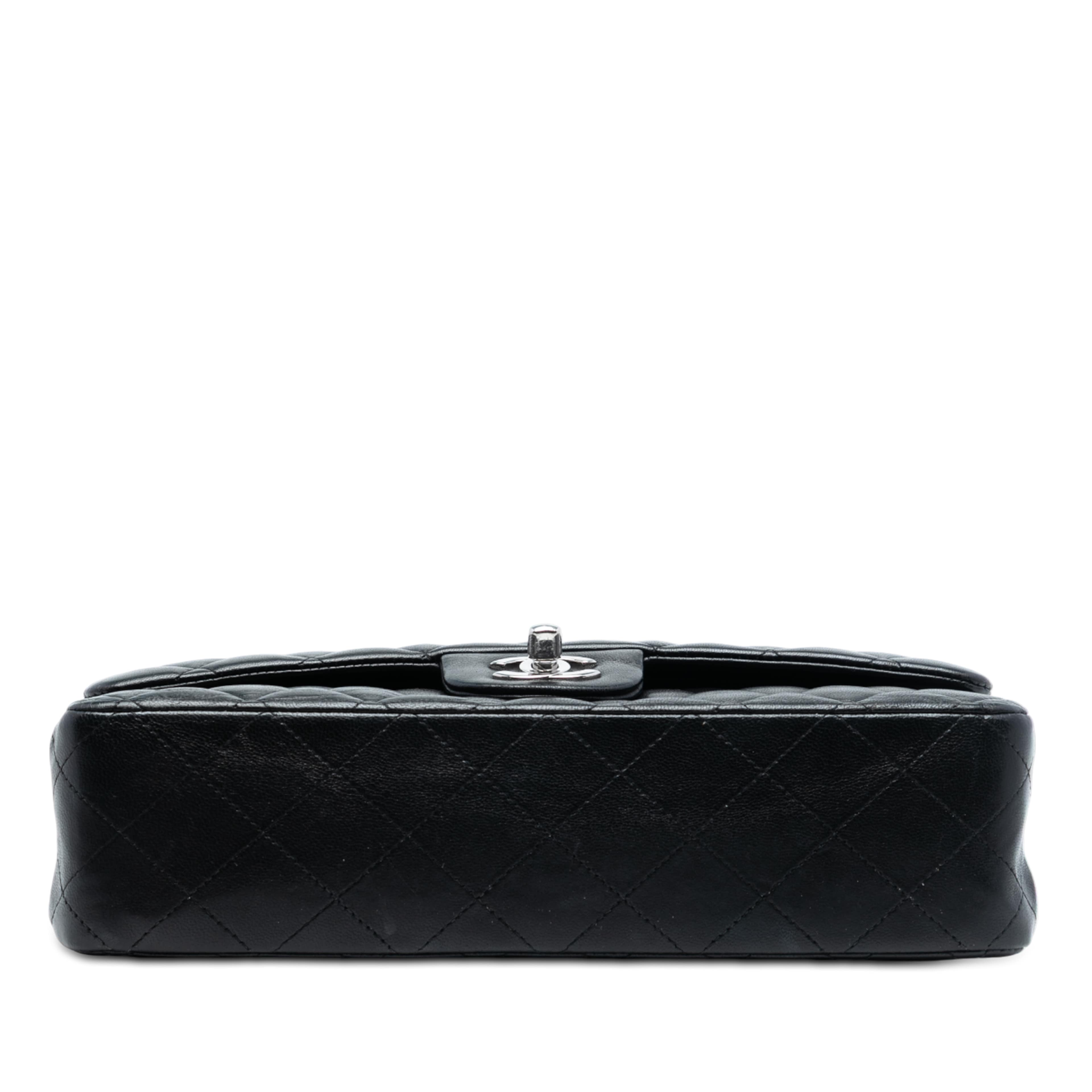 Chanel Medium Classic Lambskin Double Flap, från Luxclusif, i färgen black. Klicka för att öppna bilden i stort format