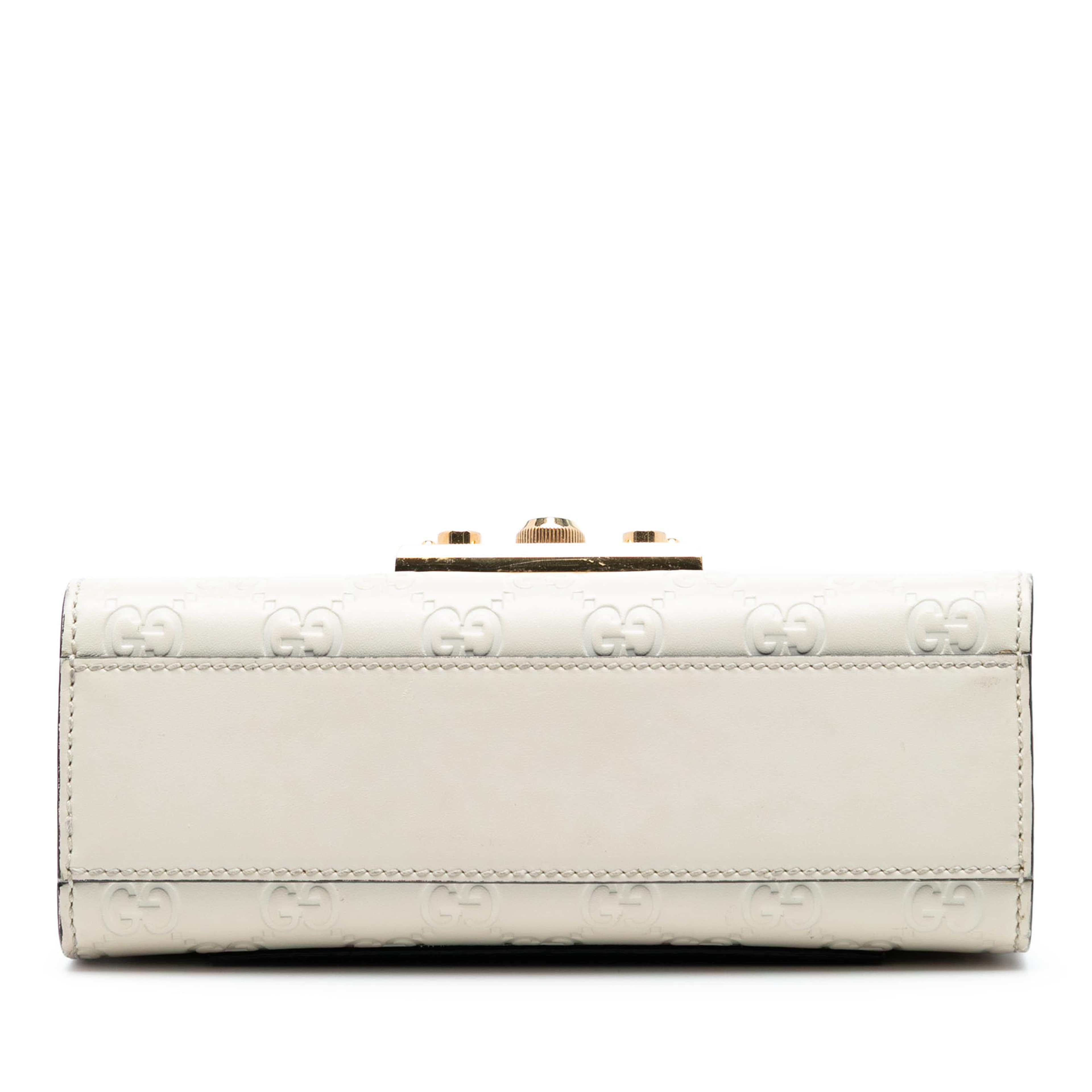 Gucci Small Guccissima Padlock Shoulder Bag, från Luxclusif, i färgen beige. Klicka för att öppna bilden i stort format