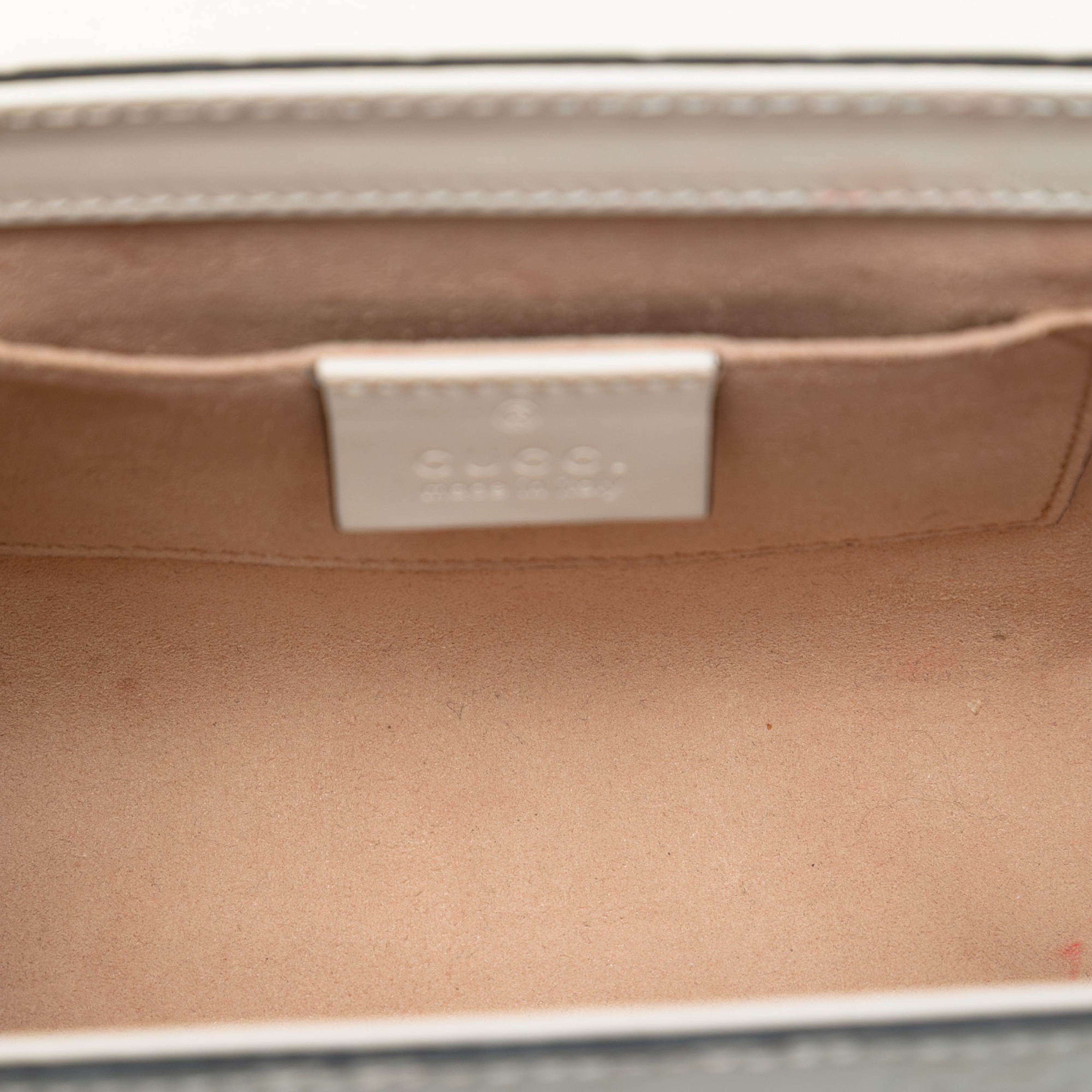 Gucci Small Guccissima Padlock Shoulder Bag, från Luxclusif, i färgen beige. Klicka för att öppna bilden i stort format