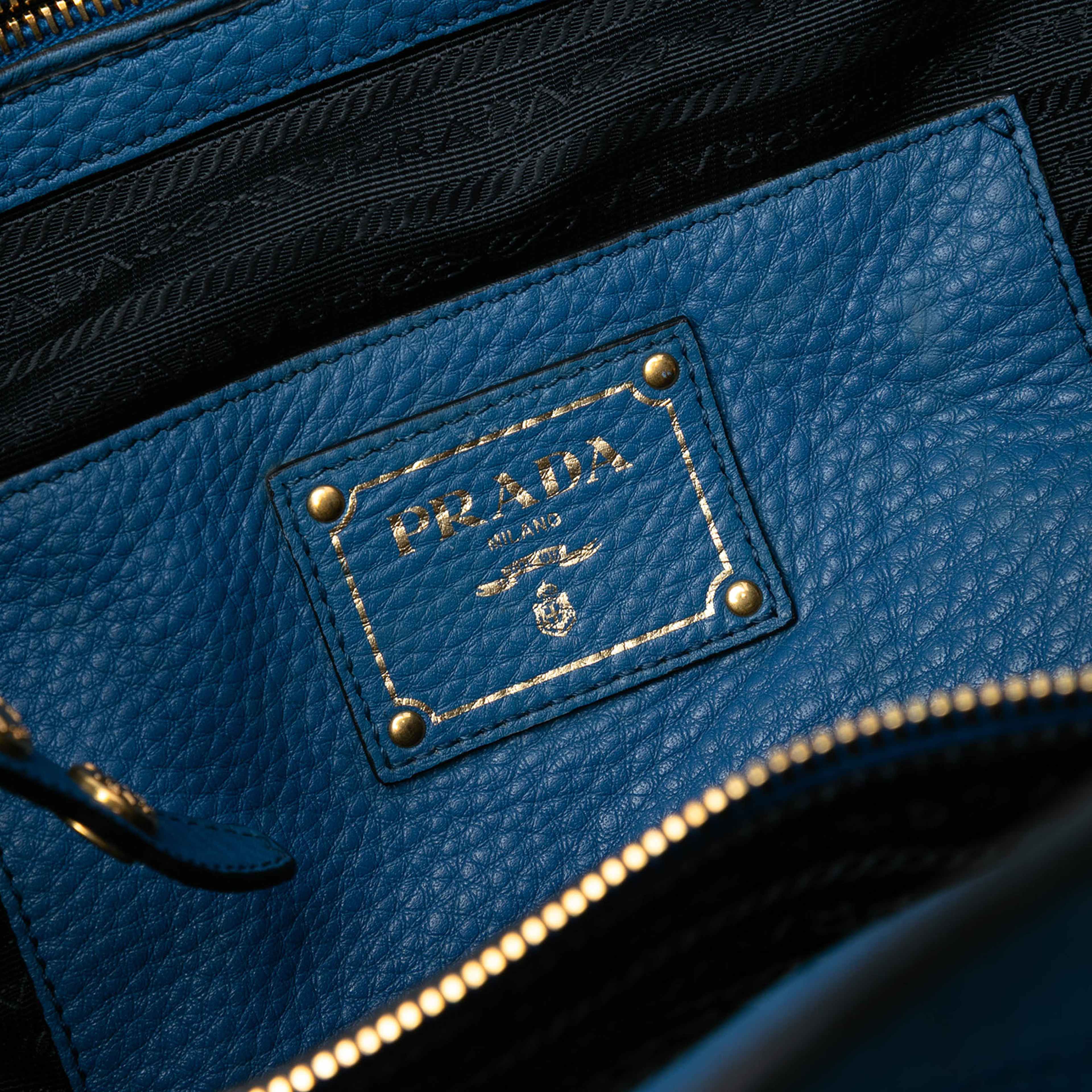 Prada Vitello Daino Open Convertible Tote, från Luxclusif, i färgen blue. Klicka för att öppna bilden i stort format