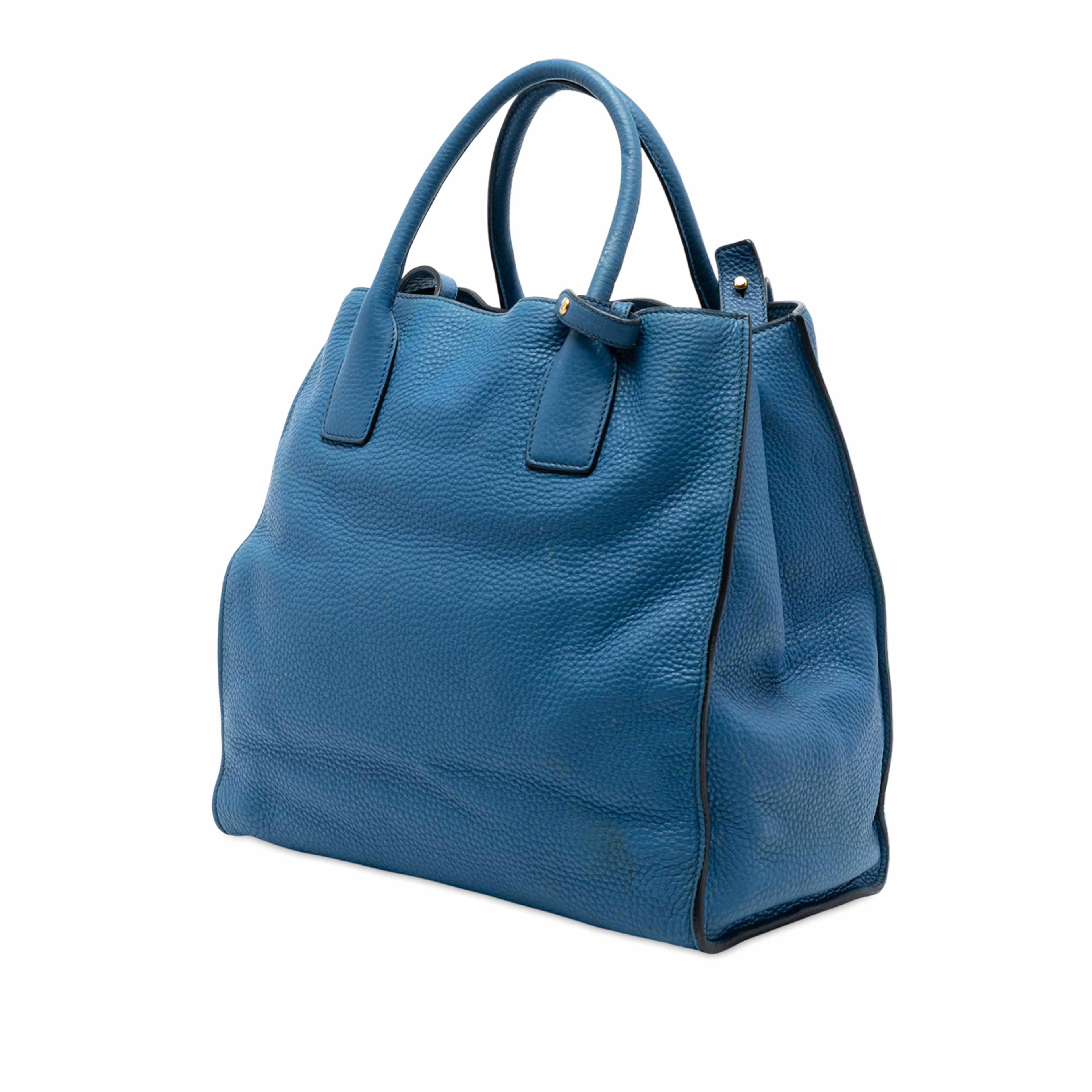 Prada Vitello Daino Open Convertible Tote, från Luxclusif, i färgen blå. Klicka för att öppna bilden i stort format