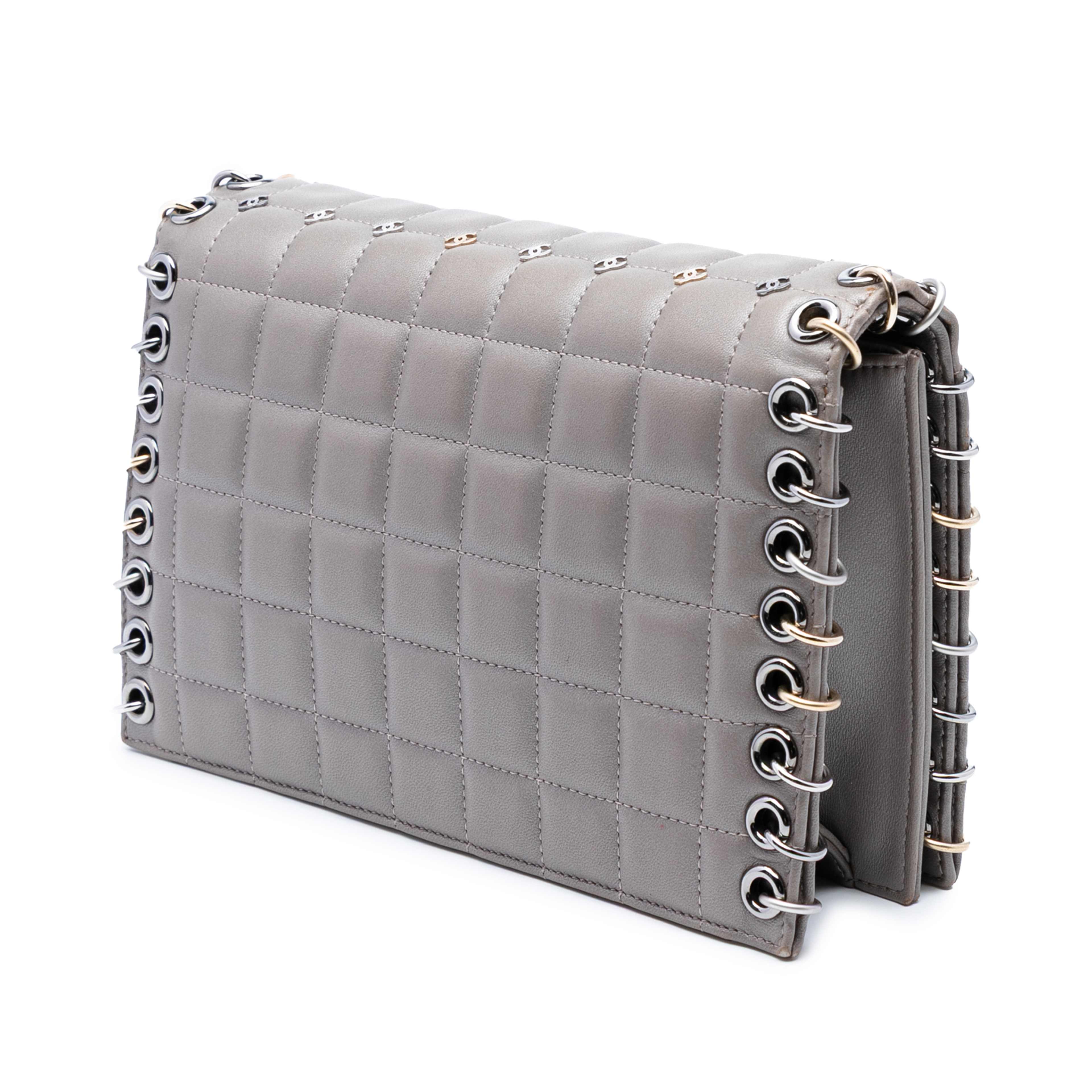 Chanel Small Lambskin Chocolate Bar Cc Piercing Studded Chain Flap, från Luxclusif, i färgen grå. Klicka för att öppna bilden i stort format