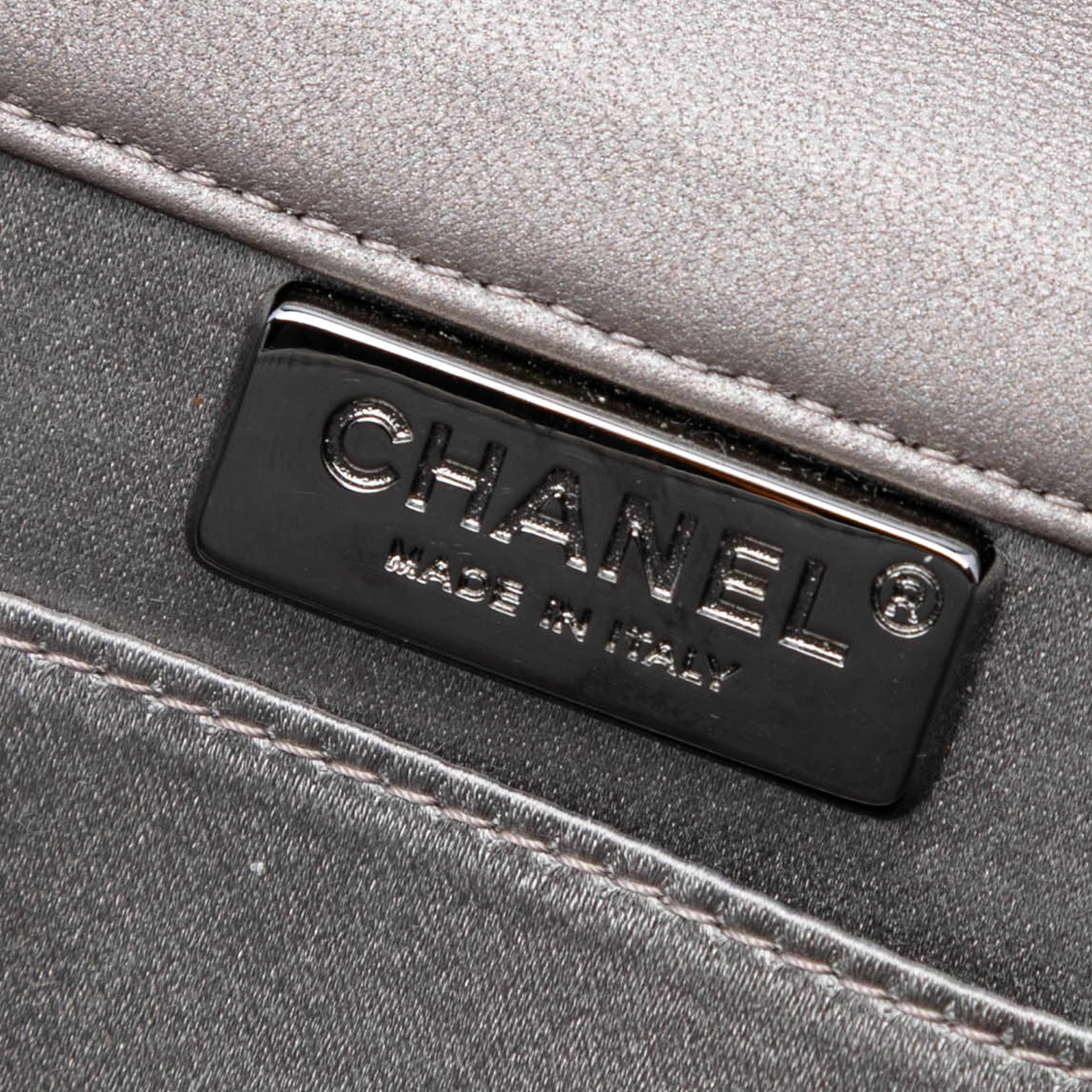 Chanel Small Lambskin Chocolate Bar Cc Piercing Studded Chain Flap, från Luxclusif, i färgen grå. Klicka för att öppna bilden i stort format
